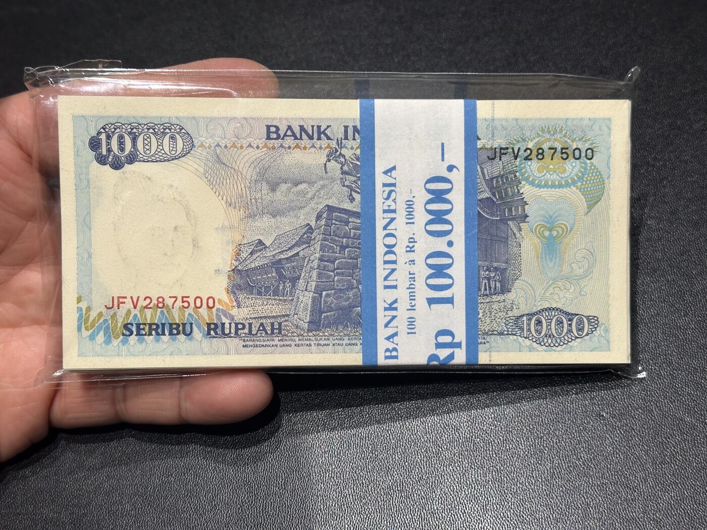 《外钞收藏家》第六百二十六期（精品场）（长期征集拍品、欢迎藏友们联系合作） 印度尼西亚1992年1000卢比一刀百连（苏门答腊岛多巴湖，含豹子号）全新