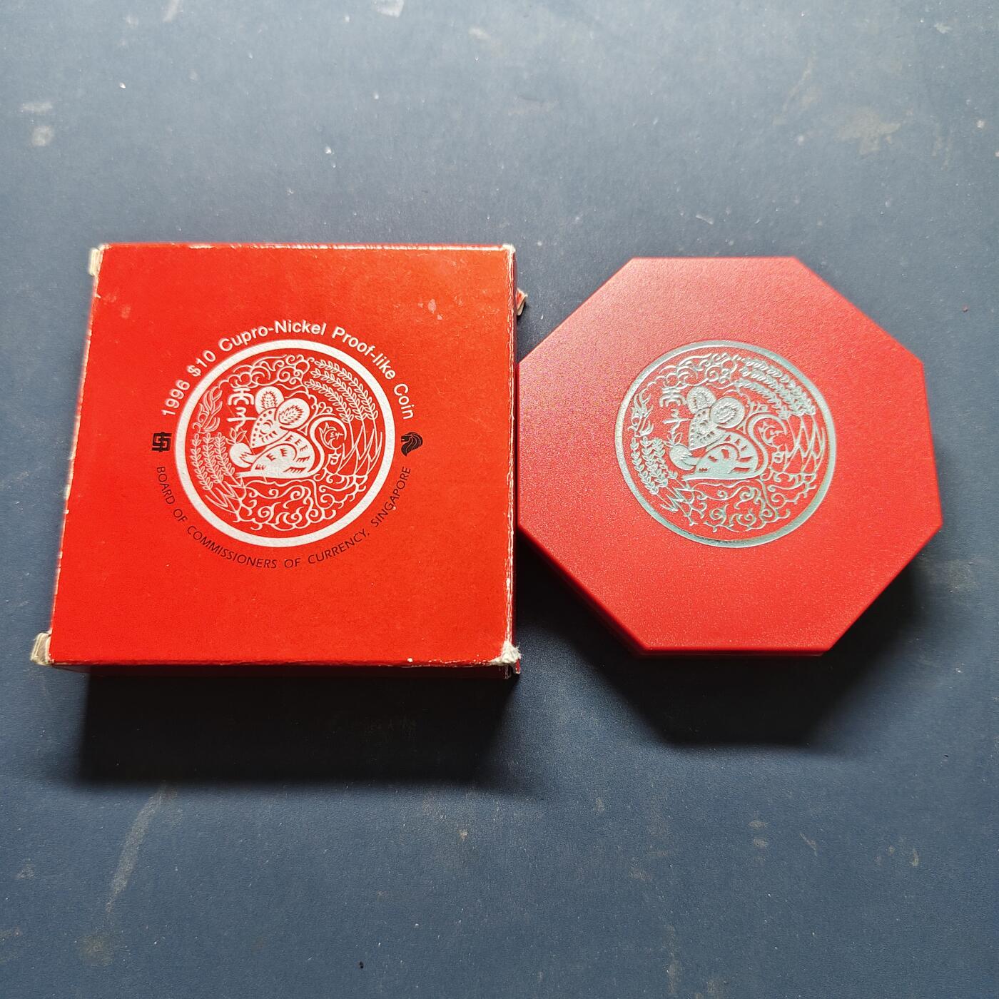 【全场包邮】纯粹捡漏拍521场 新加坡各年份纪念币4枚一组-1989年10元蛇年带盒+1999年10元兔年精制带盒+1990年5元独立25周年带封套+1996年10元鼠年精制带盒