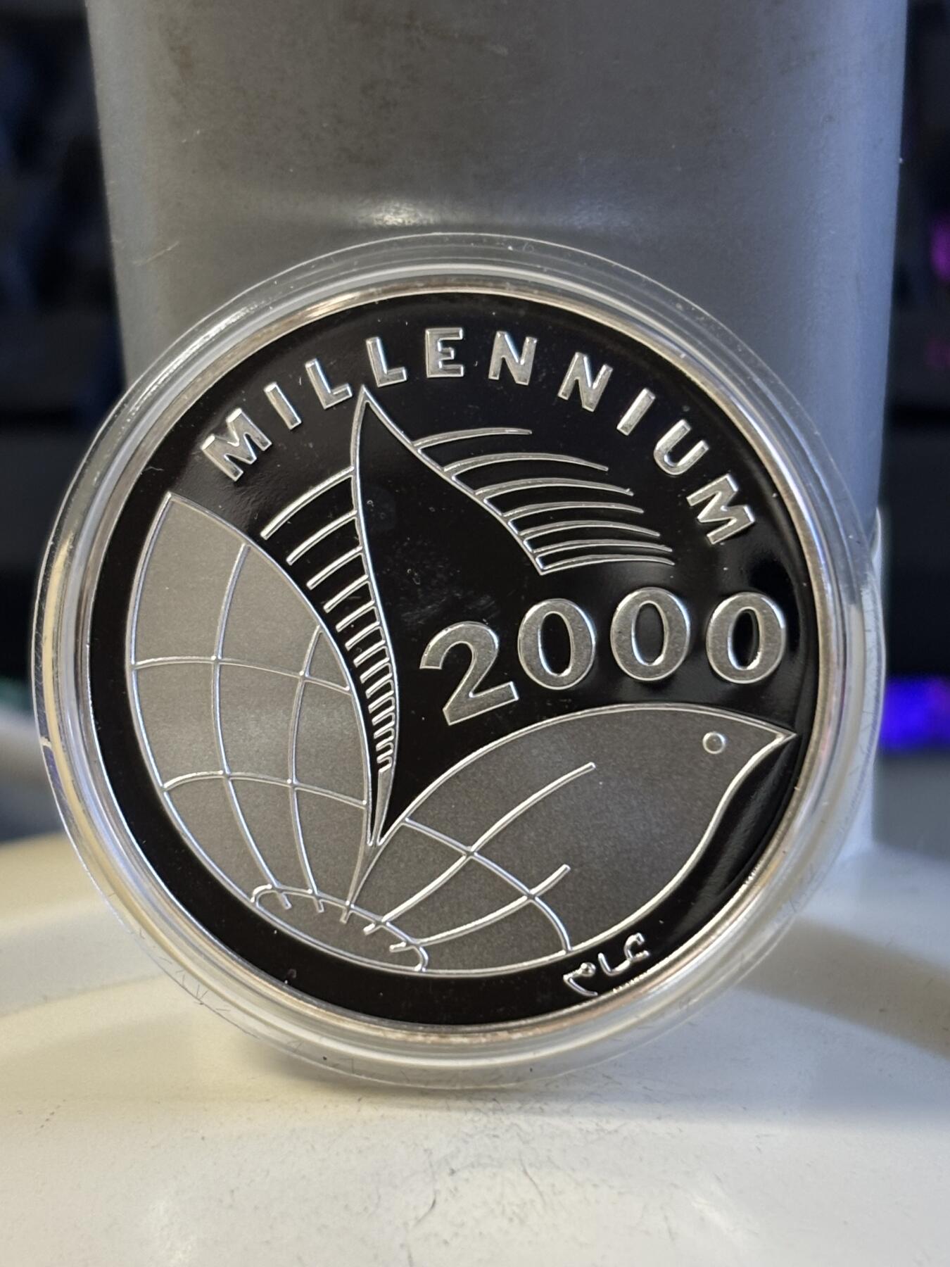 第197期拍卖 索马里2000年千禧年系列和平鸽精制纪念银币，999银，15克