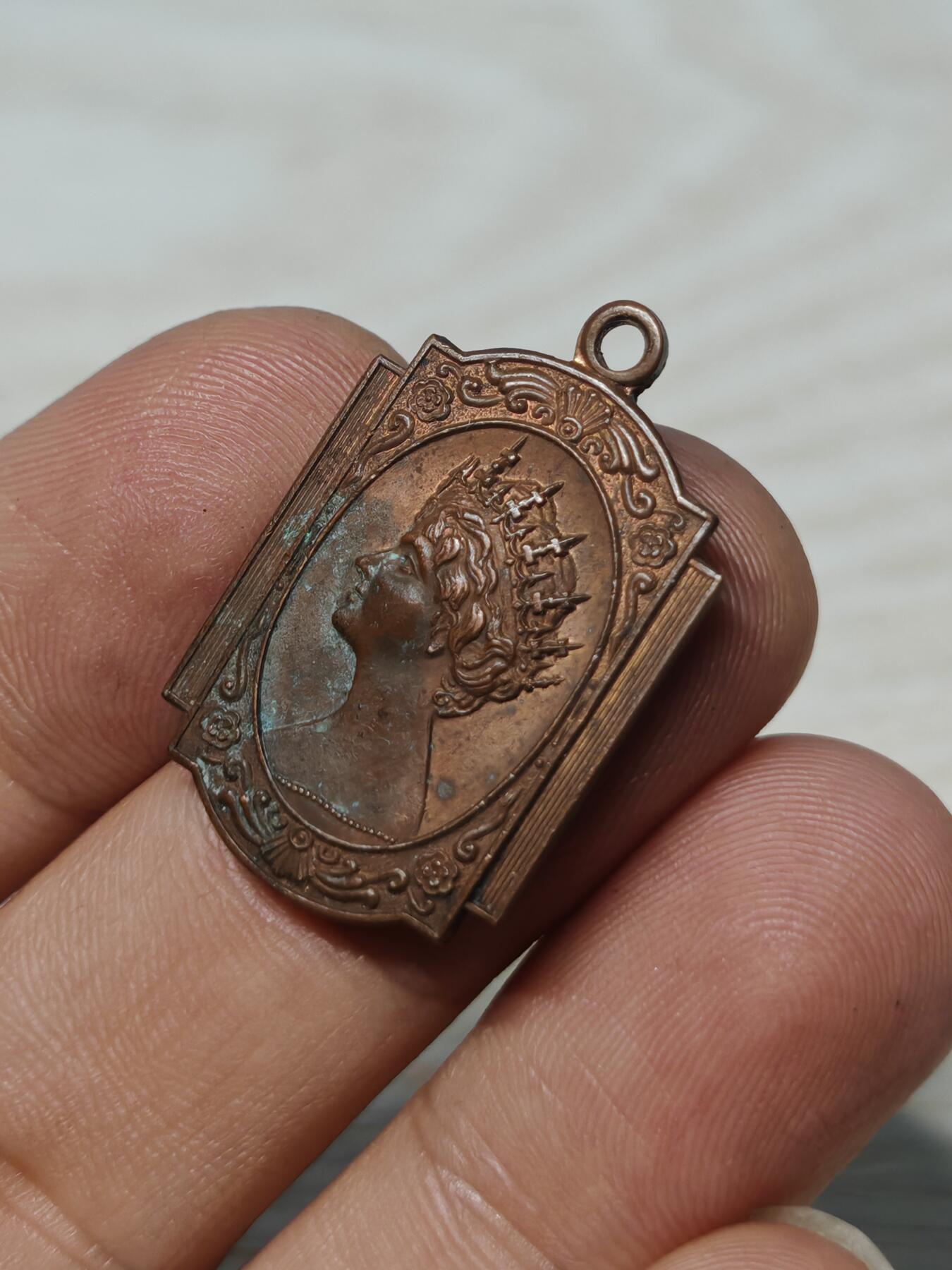 英国伊丽莎白女皇纪念章，铜质，双面浮雕，正面女王侧面像，背面QUEEN ELIZABETH及中文“伊丽莎白女皇”。尺寸约2.8cm*2cm，保存状态以图为准，有正常年代感，适合收藏