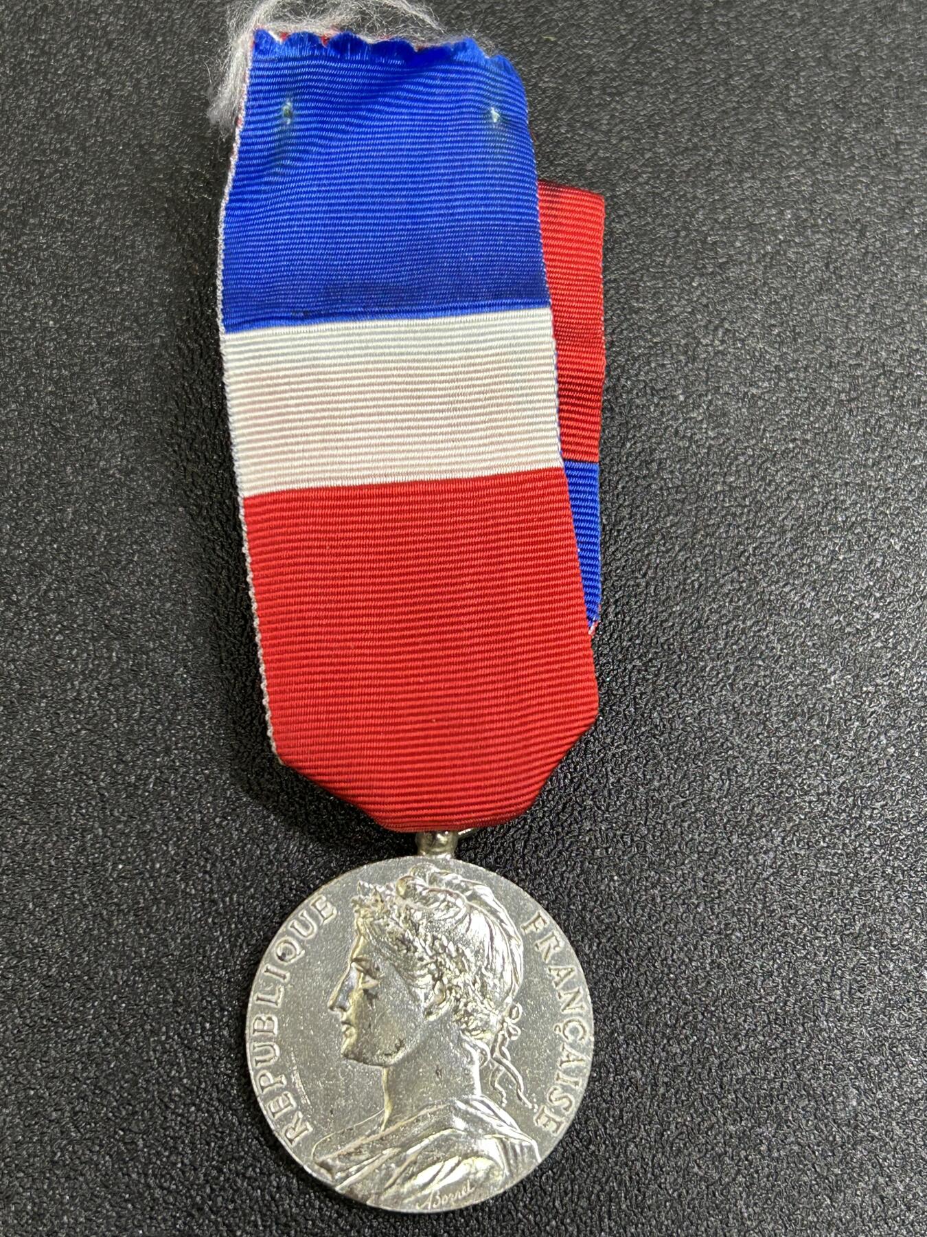 西秦中古拍卖第八十四期  法国二级劳工奖章 银制 有1字银标 1989年实发