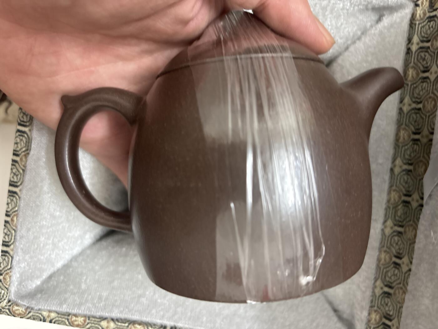 文馨钱币收藏第 299 场，长期接代拍业务 高档邵美华大师紫砂壶带收藏证书，签名，原袋礼盒包装一个，收藏价值和用途都很有意义，上次那个拍的确实大漏