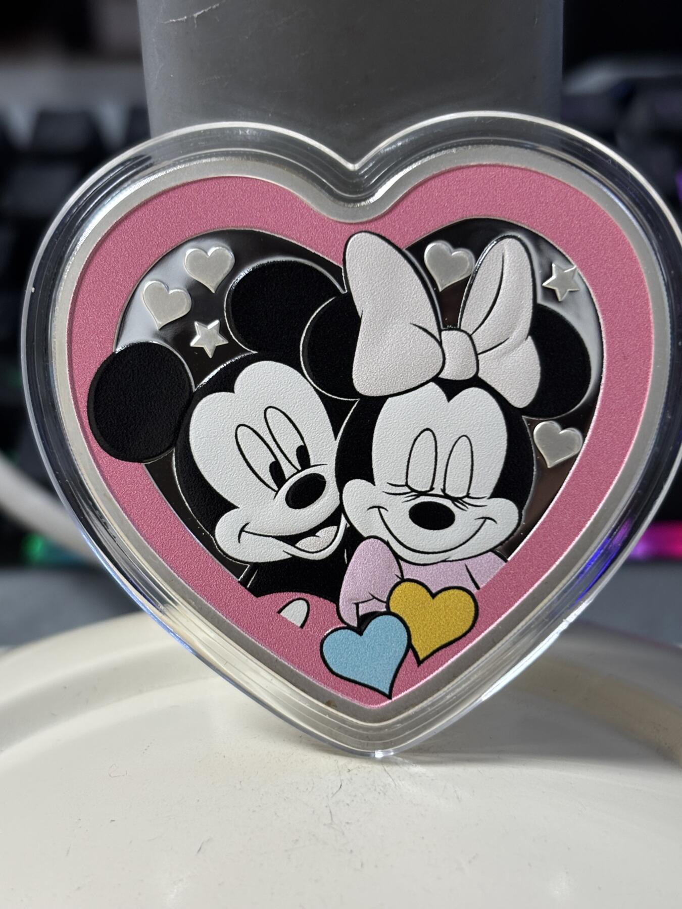 第197期拍卖 纽埃2023年迪斯尼爱情系列米奇和米妮心形彩色1盎司纪念银币，999银。发行3000枚