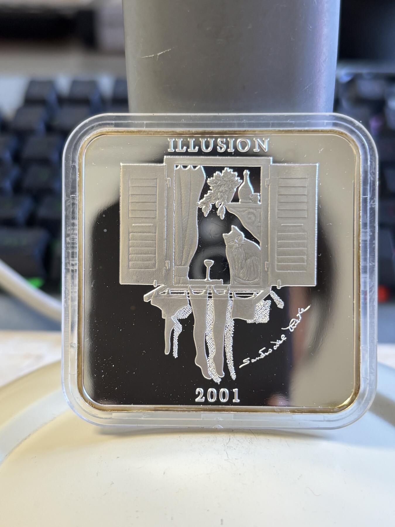 第197期拍卖 赞比亚2001年抽象画橱窗里的猫方型精制纪念银币，50克，999银，发行5000枚，塑料盒有瑕疵，币有氧化