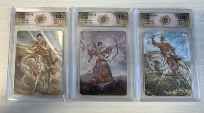 卡牌限时032期专场（18号晚20点截拍） - 燎原水浒华夏系列，杨门女将冠军分套卡，发行仅2套10分套卡。董月娥折光亲签版，CCG10分，冠军分仅2张，市面唯一流通卡！杨延安之妻，是佘太君的左膀右臂。耿金花，折光亲签版，黄子鉴亲签，CCG评级10分，冠军分仅4张，杨延定之妻，家传梨花刀法。花解语折光亲签版，黄子鉴亲签，CCG评级10分，冠军分仅4张，杨延平之妻。（起拍价300元）