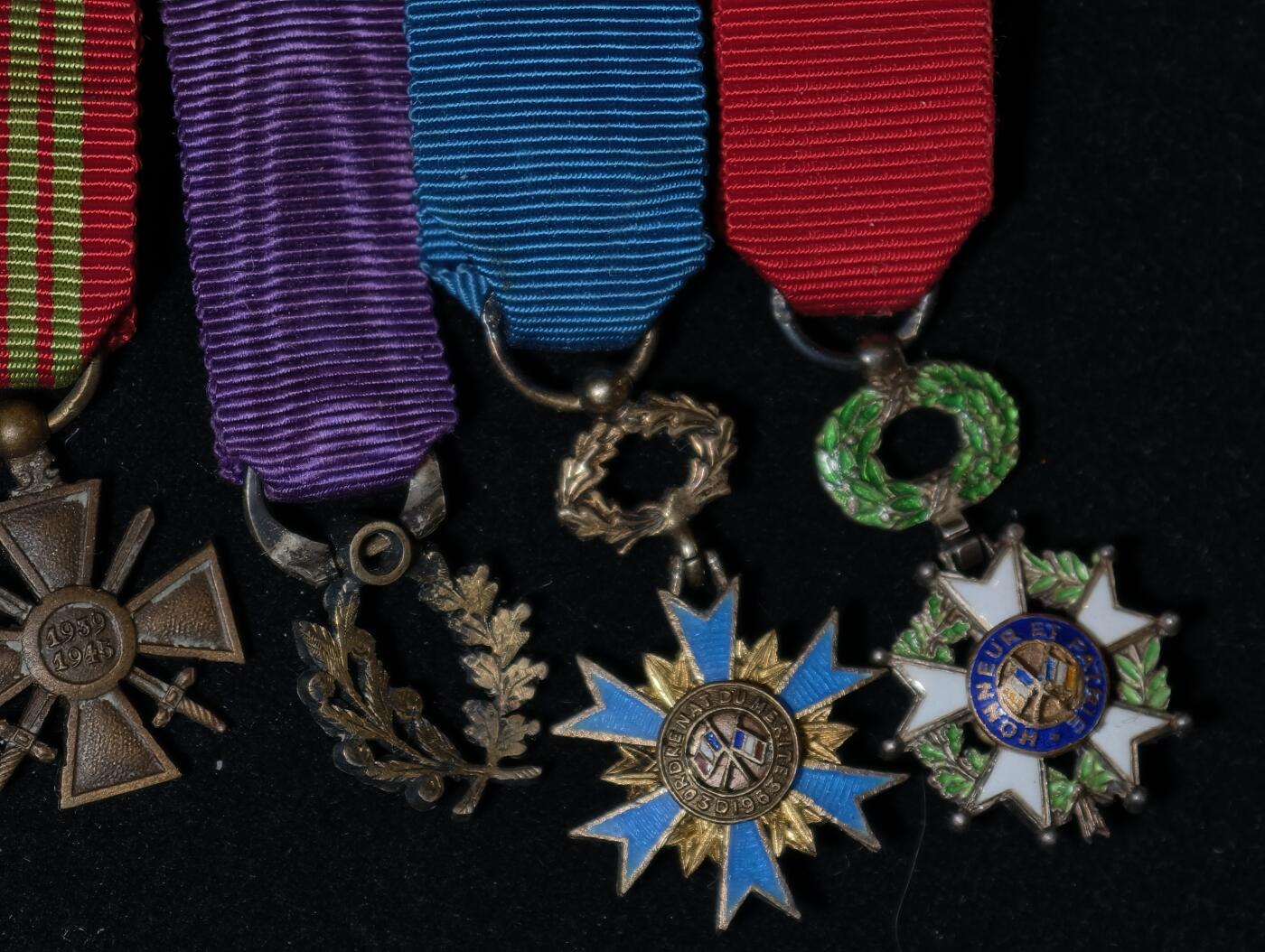 凯旋世界勋赏（第23期）（欢迎送拍）（对拍品有疑问请询问客服，不接受到手刀，出价默认拍品品相。请认真阅读拍卖规则！出价默认已认可！）（收到货请录制开箱视频，无视频概不处理问题。） 法国荣誉军团联排棕榈叶珠宝商版本带钻石红宝石