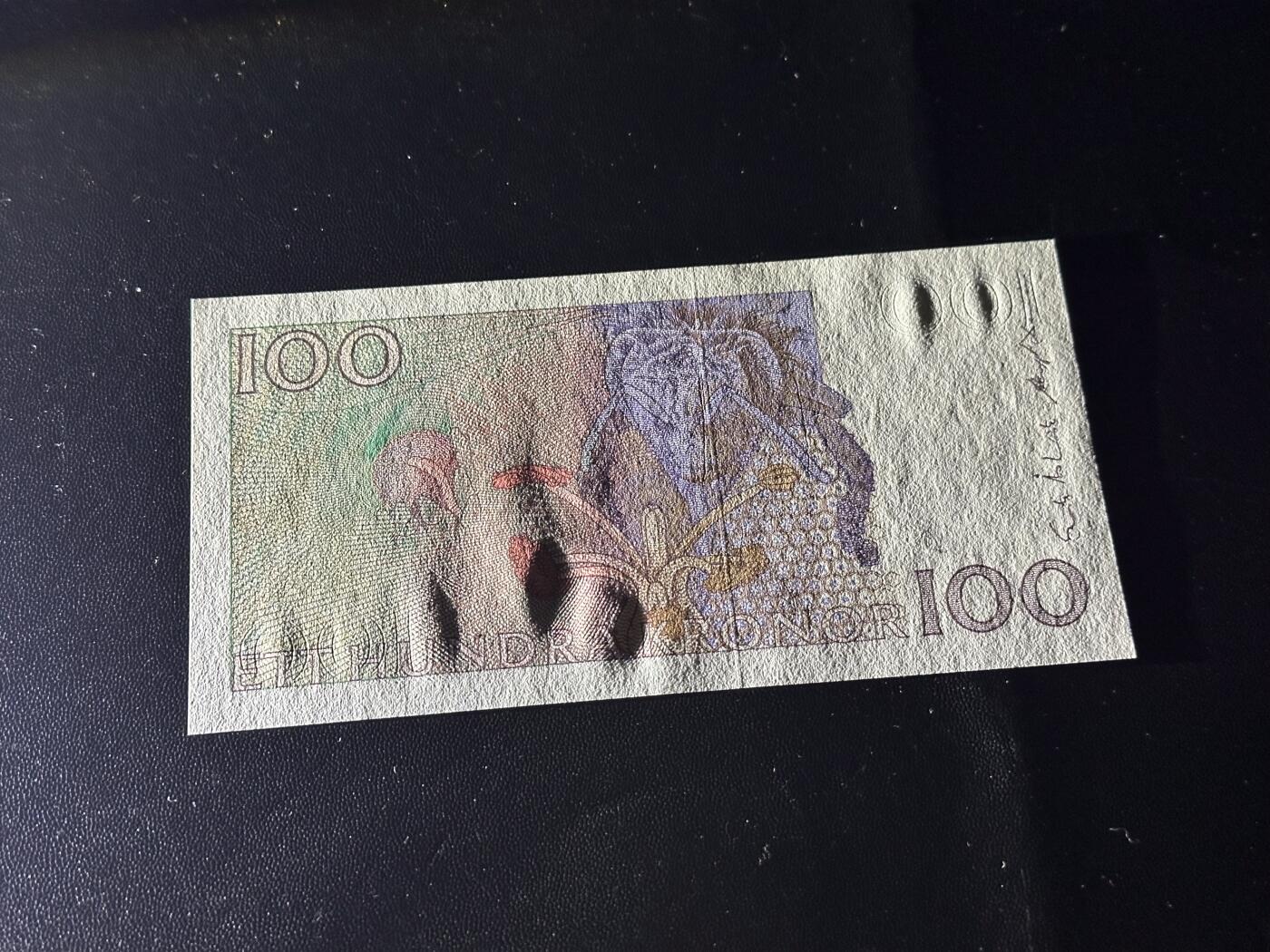 《外钞收藏家》第六百二十六期（精品场）（长期征集拍品、欢迎藏友们联系合作） 瑞典87版 初版100克朗 全新 边上轻微荧光反应