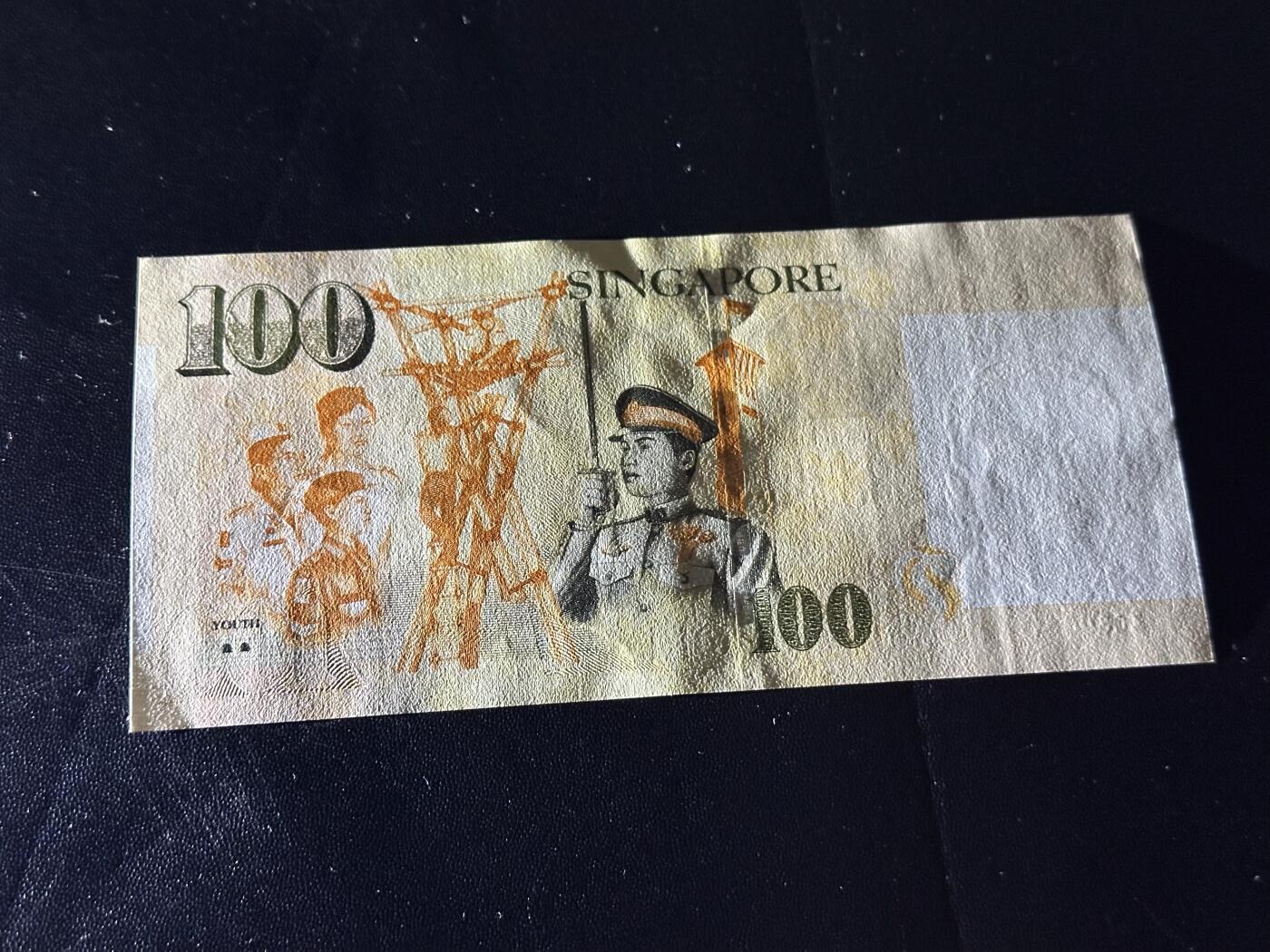 《外钞收藏家》第六百二十六期（精品场）（长期征集拍品、欢迎藏友们联系合作） 新加坡人像纸币版100元 全新UNC