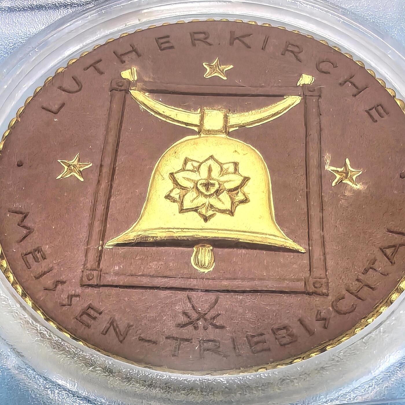 4月10日 🌏全球币章 珍品:1922年 德国（魏玛共和国·萨克森州）梅森皇家瓷厂《梅森-特里比施塔尔路德教堂》棕色手工描金瓷质纪念章 PCGS MS67（Scheuch-384e）PCGS加厚评级盒