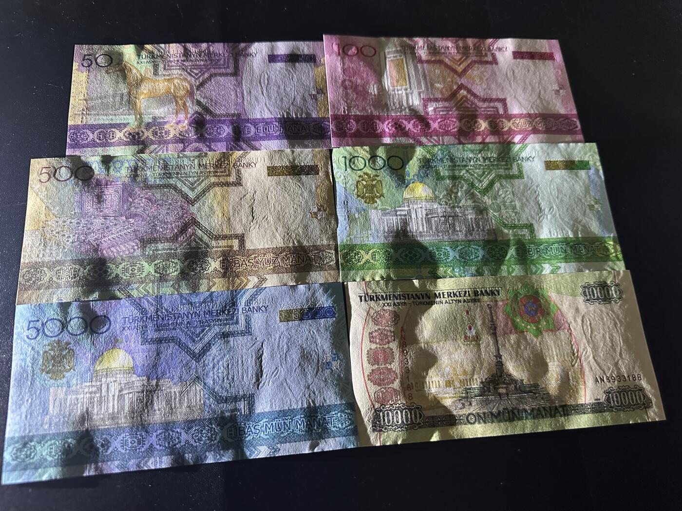 《外钞收藏家》第六百二十六期（精品场）（长期征集拍品、欢迎藏友们联系合作） 土库曼斯坦2005年上一版本50-1万马纳特（尾8凑齐不易，精美大票浮纸币）	UNC