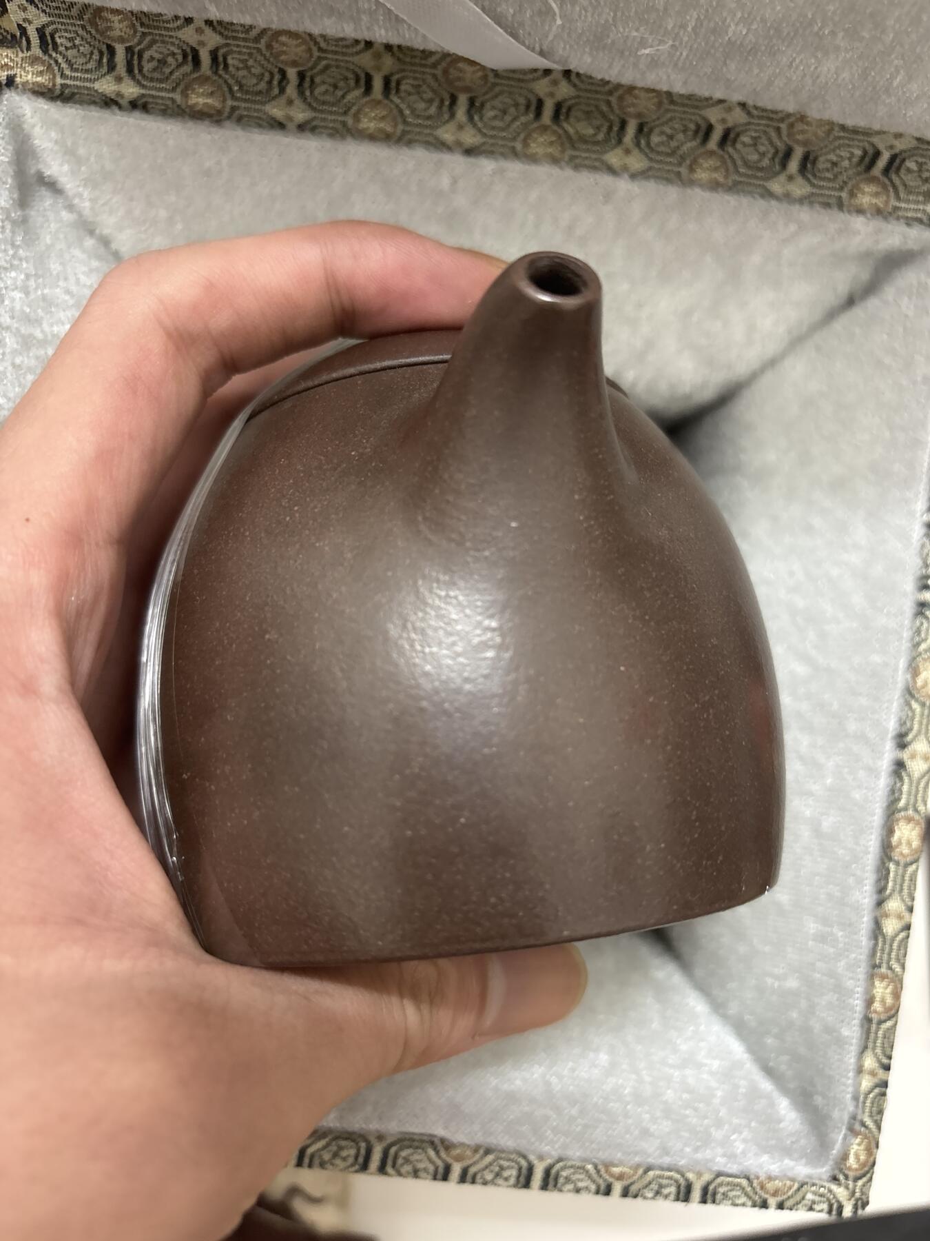 文馨钱币收藏第 299 场，长期接代拍业务 高档邵美华大师紫砂壶带收藏证书，签名，原袋礼盒包装一个，收藏价值和用途都很有意义，上次那个拍的确实大漏