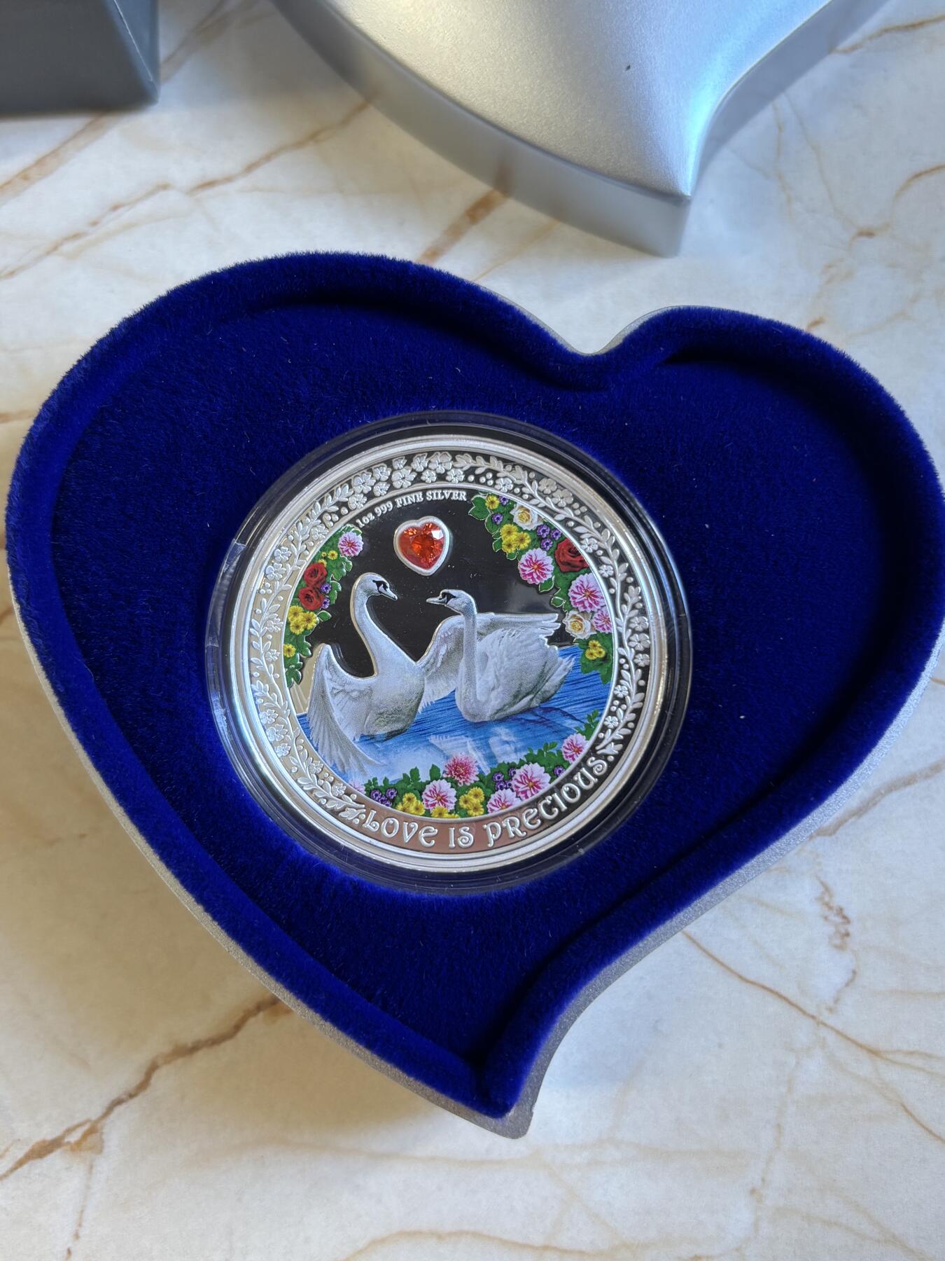 第197期拍卖 纽埃2023年珍贵的爱情系列天鹅镶嵌水晶彩色银币，999银，发行3000枚