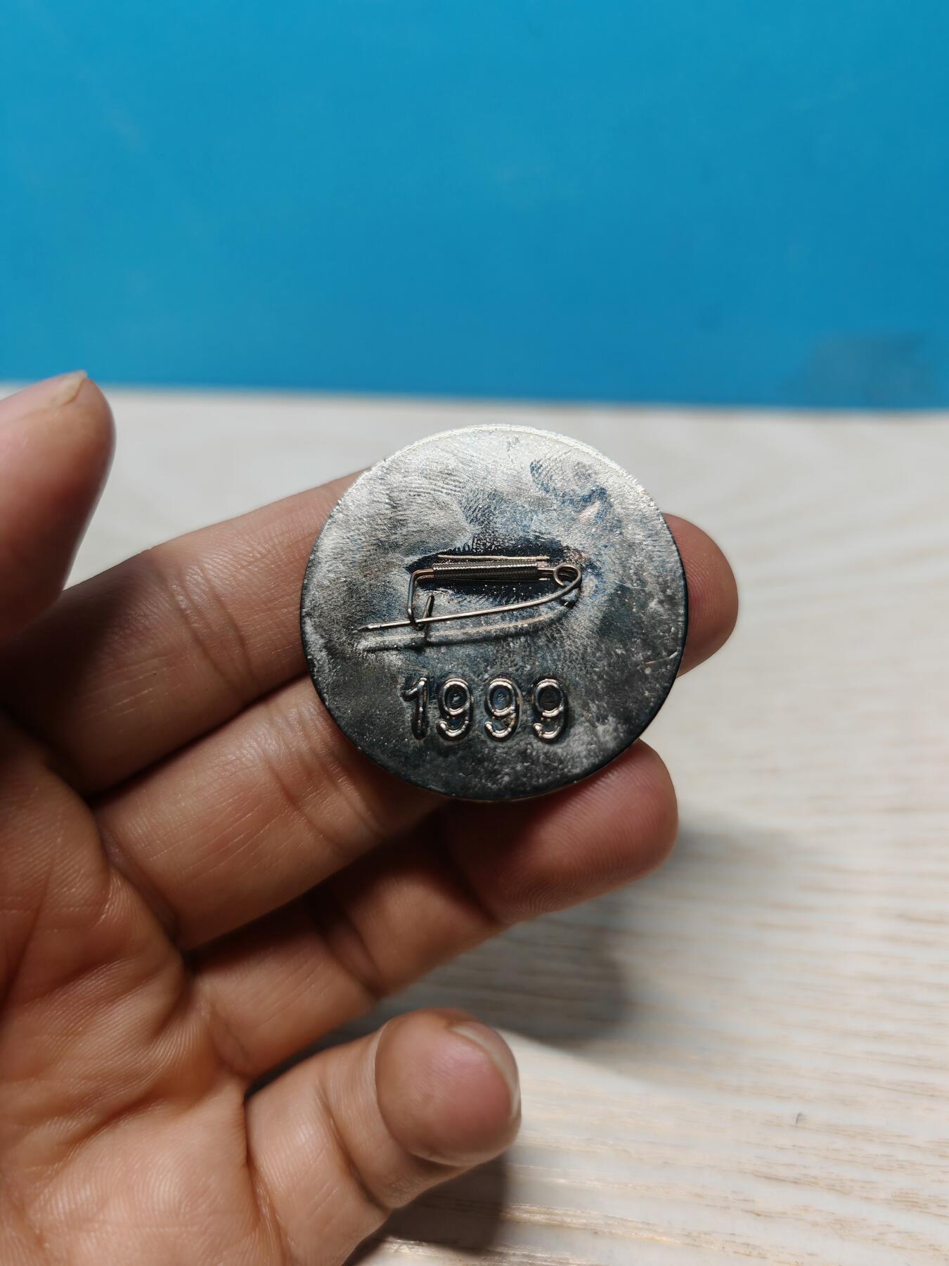 1999年第十四届全国职工信鸽竞赛品评大会纪念章，沪西赛鸽场主题，金属材质，背面1999字样，带别针。品相以图为准，有正常使用痕迹，整体保存不错，适合信鸽、赛事、纪念章收藏。