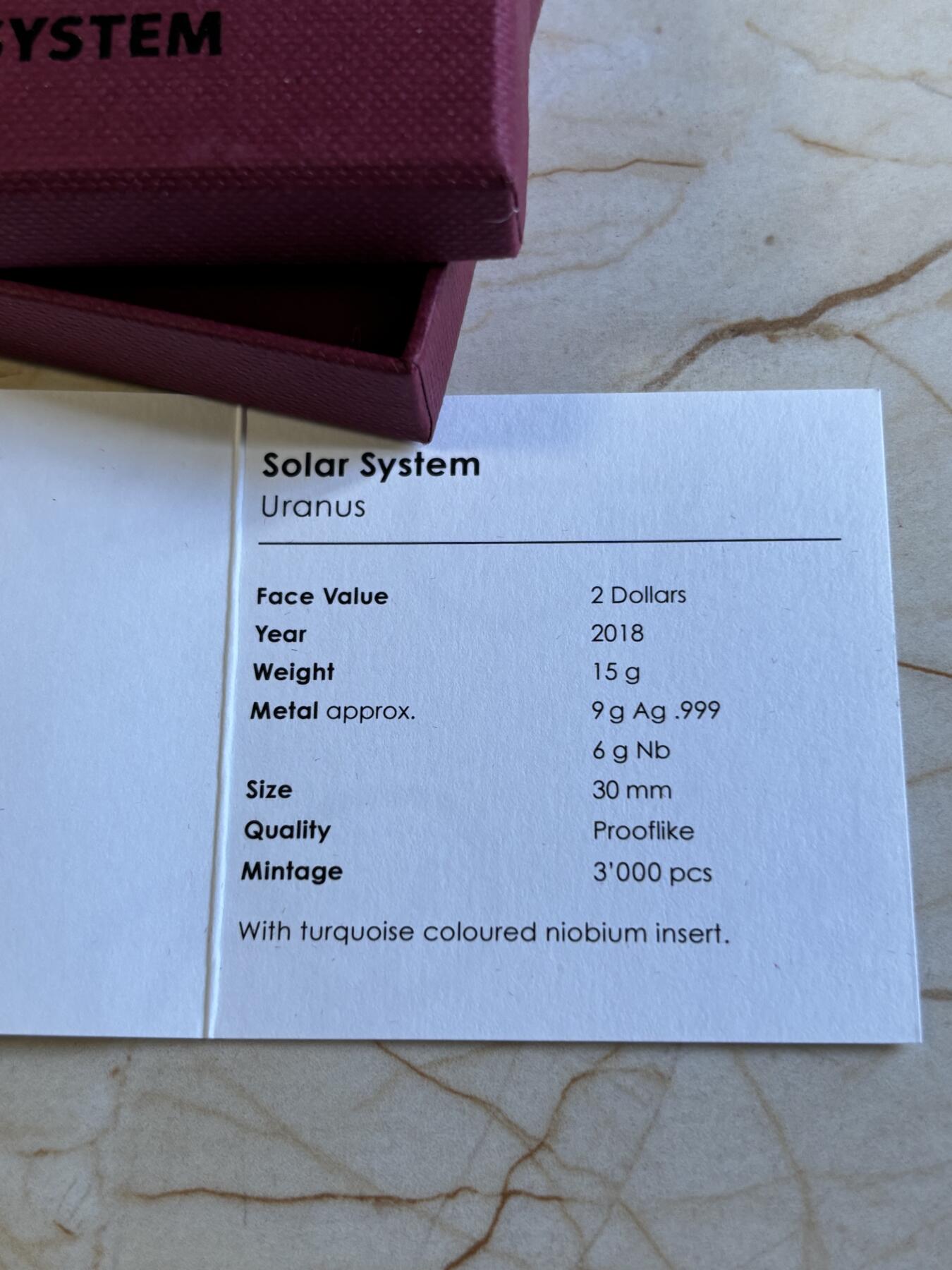 第197期拍卖 帕劳2018年太阳系系列2天王星镶蓝色铌金属彩银币，金属:999银/998铌，重量:15克(8.3克银/6.7克铌），直径:30毫米，发行：3000枚