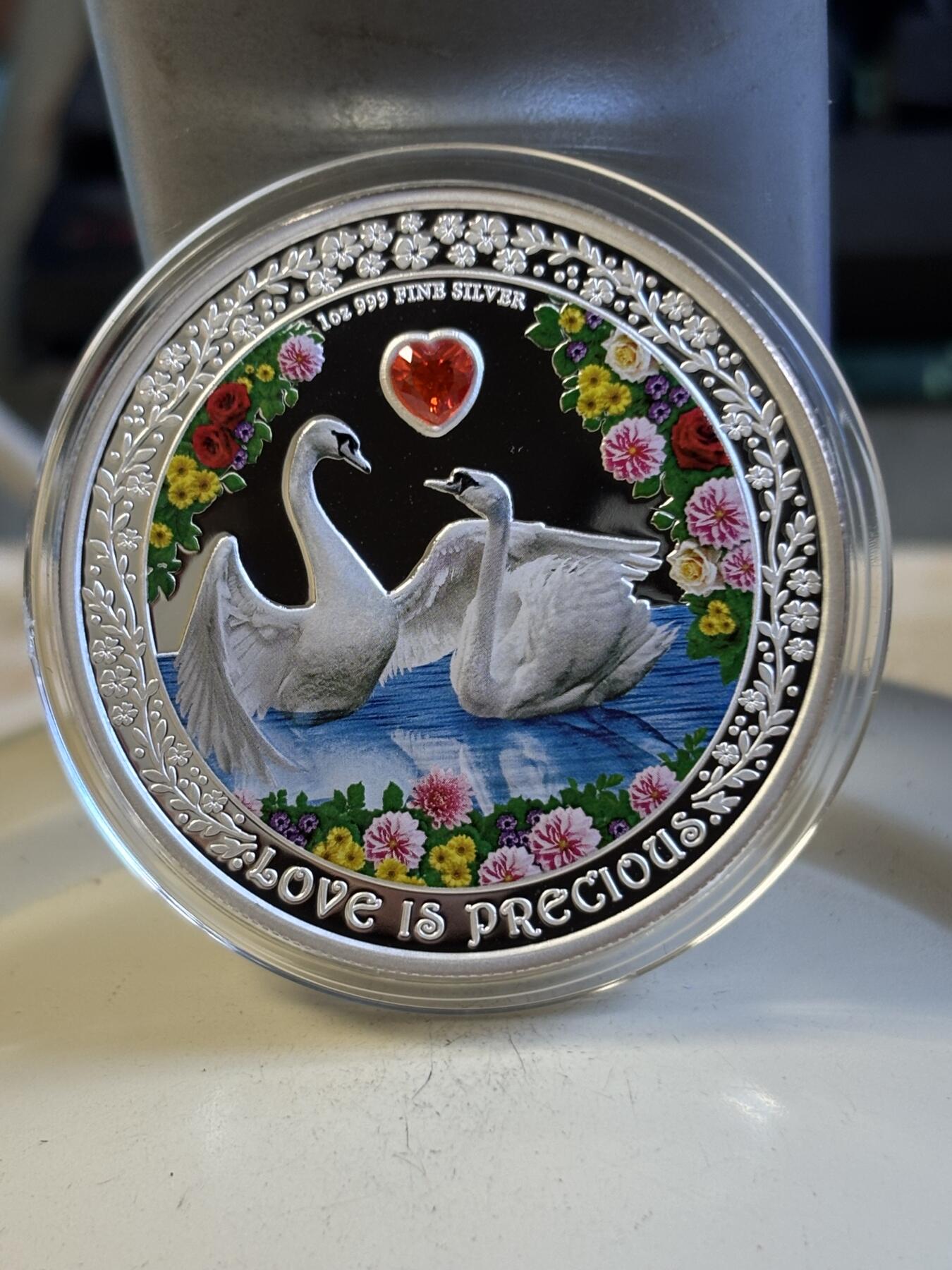 第197期拍卖 纽埃2023年珍贵的爱情系列天鹅镶嵌水晶彩色银币，999银，发行3000枚