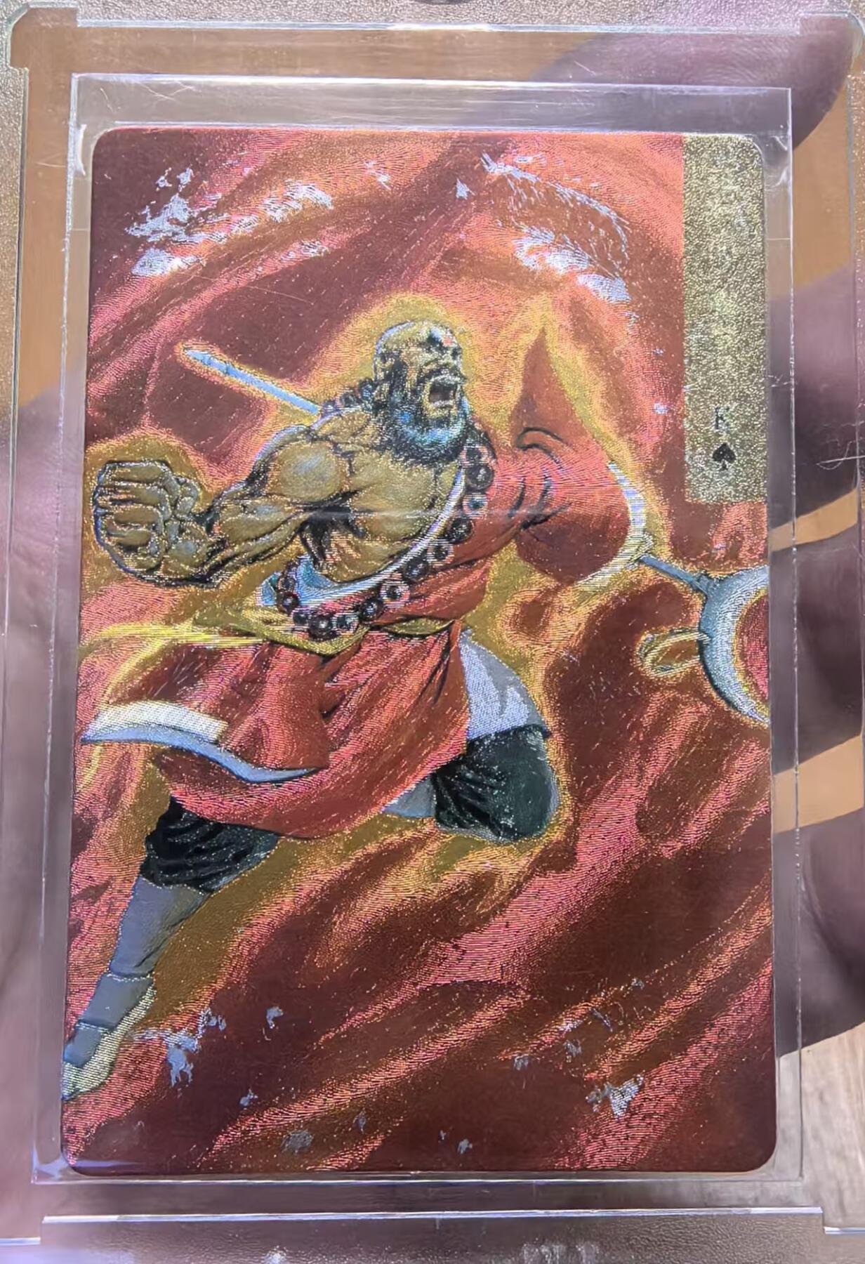 卡牌限时032期专场（18号晚20点截拍） 99版小浣熊水浒卡硬面闪卡，花和尚鲁智深，正面有掉金（掉金效果与主题图案比较和谐），背面有一层镀膜（非官方行为），有封装痕印。