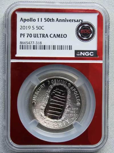 【礼羽收藏】🌏世界钱币拍卖第132期 - 美国2019年阿波罗11号首次登月50周年半美元精制纪念币NGC-PF70UC，这枚精制曲面工艺的纪念币，工艺难度大，弧面产生的视觉效果极佳。特殊凹面设计，PROOF精制币，币面清爽干净又漂亮，打制精美，状态一流，冠军分。