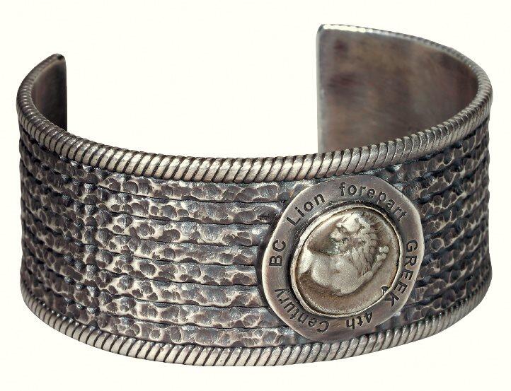 中贸圣佳2026四季・迎春拍卖会 六盈堂藏泉 钱币 证章 卡牌专场 希腊色雷斯地区切尔松尼索斯城邦回首狮半德拉克马银币镶嵌925银手镯 长59.5mm