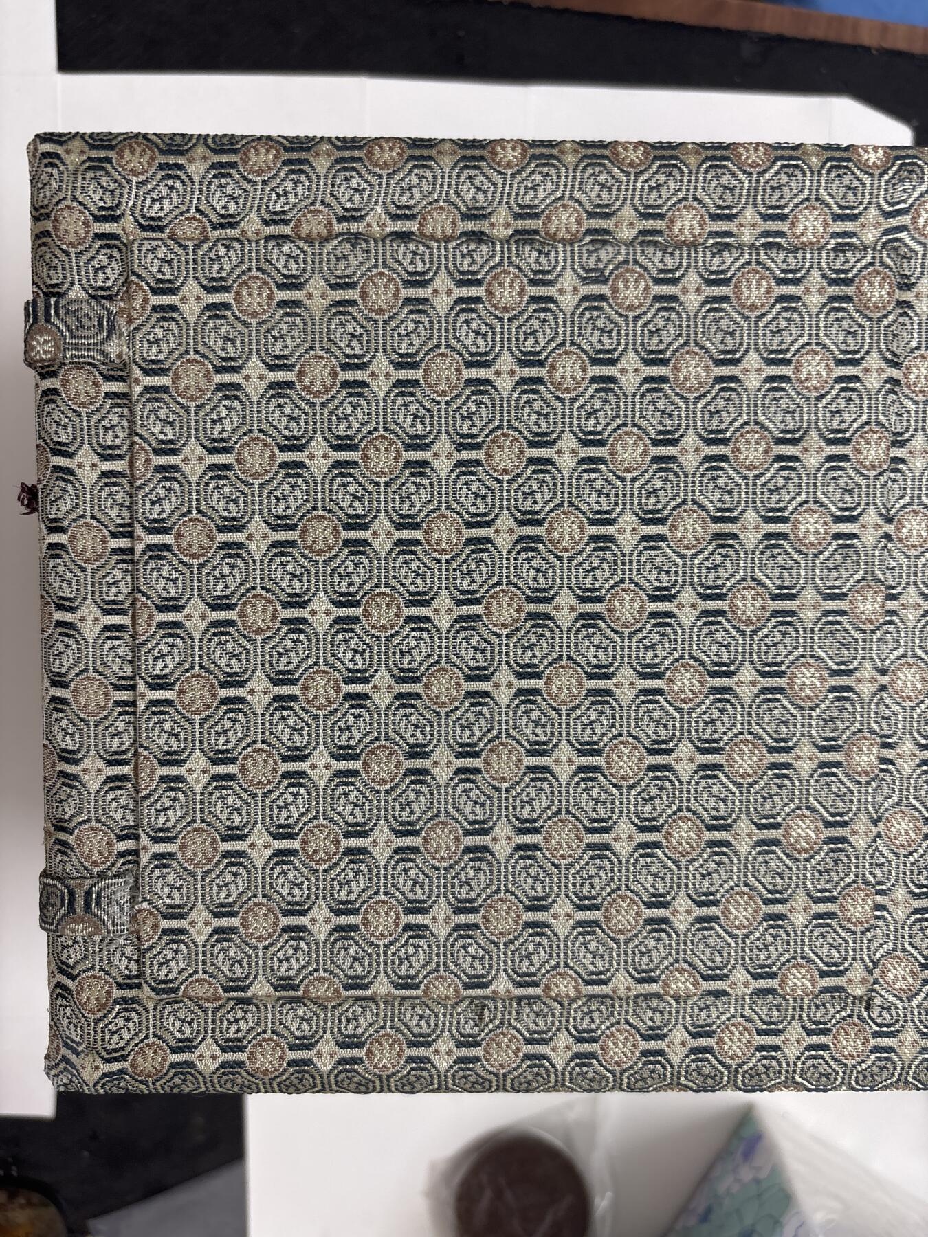 文馨钱币收藏第 299 场，长期接代拍业务 高档邵美华大师紫砂壶带收藏证书，签名，原袋礼盒包装一个，收藏价值和用途都很有意义，上次那个拍的确实大漏