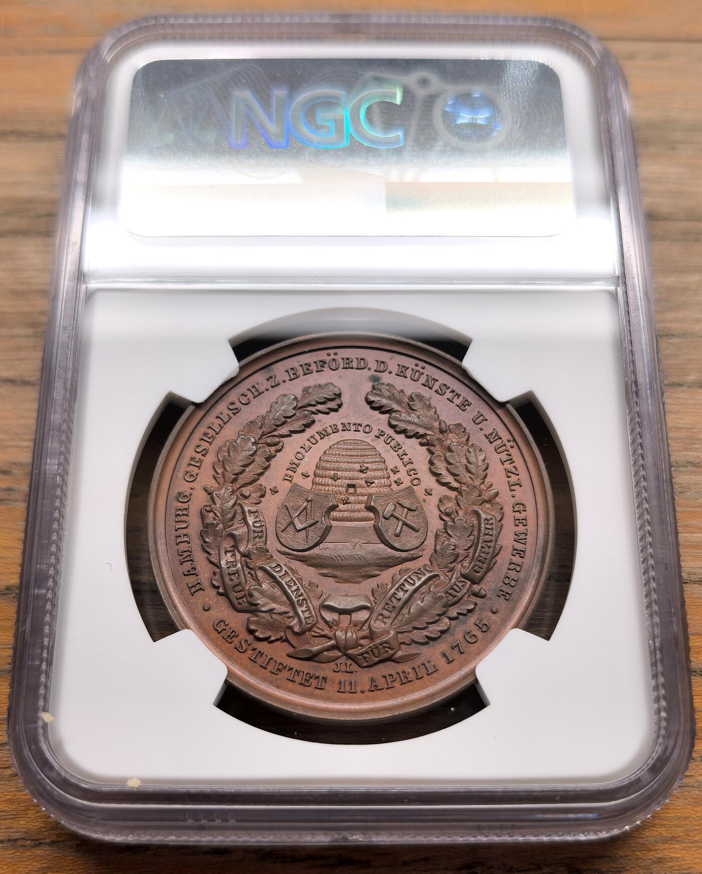 凡希社世界钱币微拍第三百二十二期 1865德国汉堡艺术与手工业促进会百年纪念铜章NGC-MS64，铜光温润，高浮雕细节一流，章牌名家loos作品，章面为象征汉堡的拟人化女性形象，环绕文字：ES BLÜHT DER STAAT DURCH SEINER BÜRGER FLEISS，意为“国家因公民的勤奋而繁荣”。