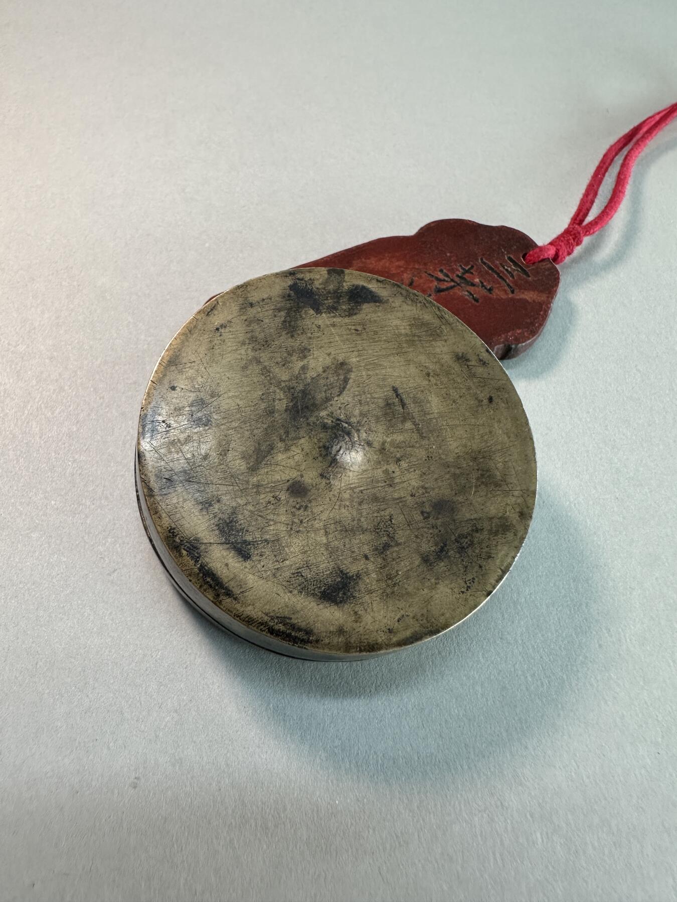 清代晚期 铜墨盒 圆形手工刻诗文 文房铜器 全品无修 直径5.6cm