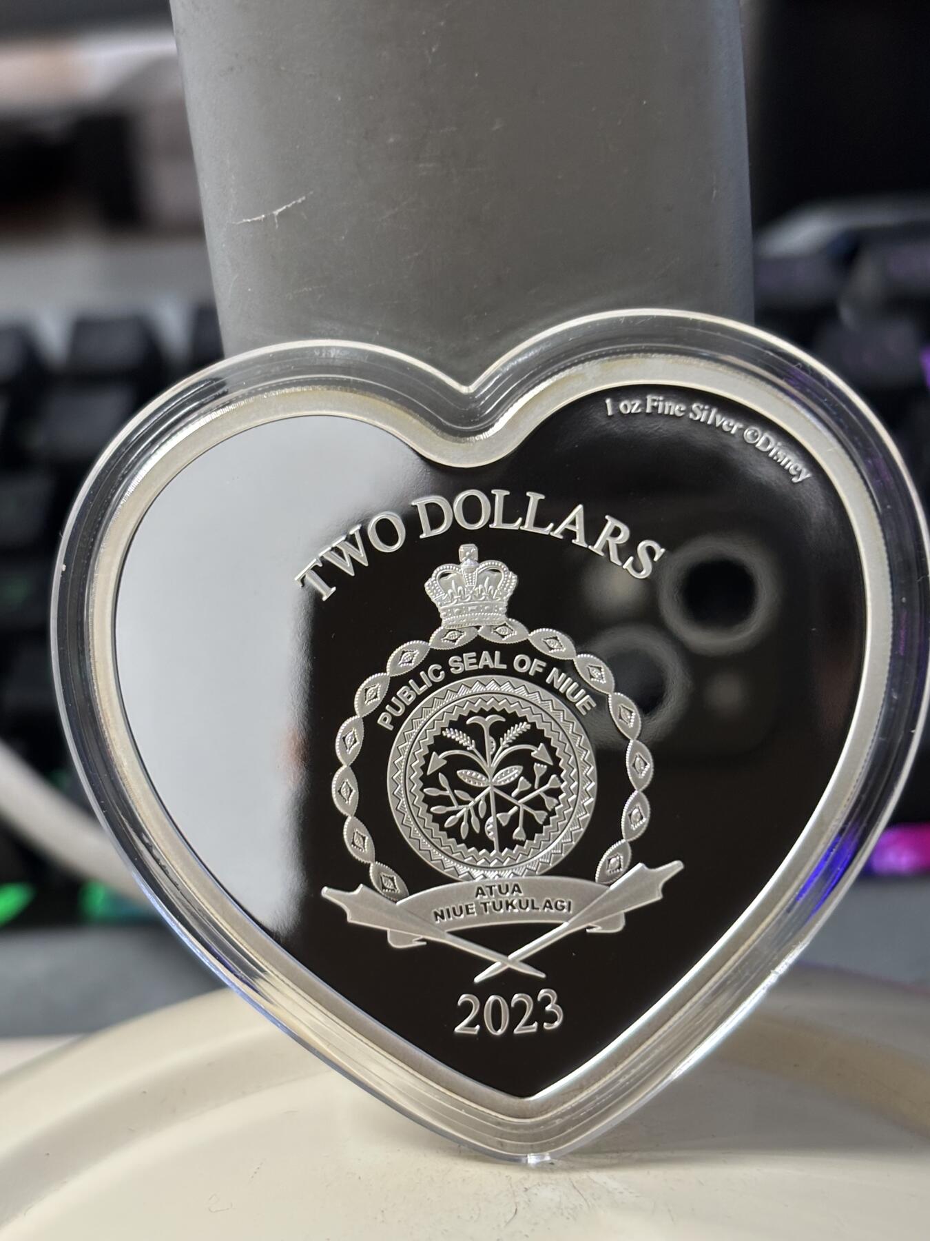 第197期拍卖 纽埃2023年迪斯尼爱情系列米奇和米妮心形彩色1盎司纪念银币，999银。发行3000枚