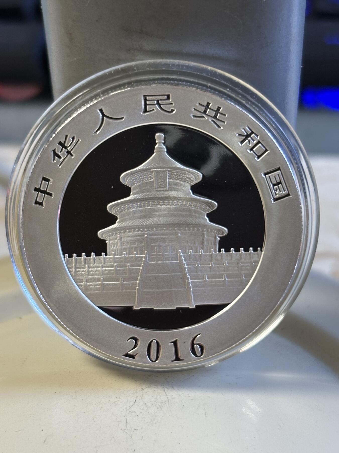 第197期拍卖 中国2016年熊猫镶嵌南丹陨石30克彩色纪念银币，999银，30克，发行量1000枚