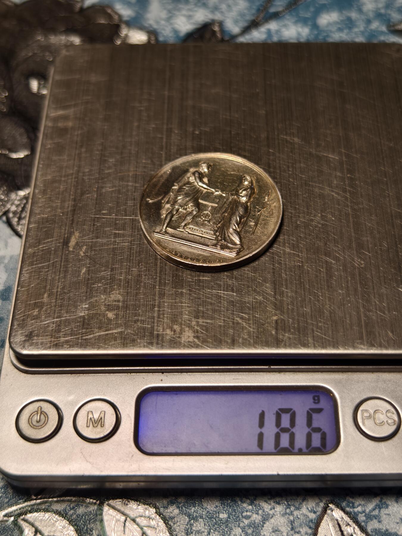 抚柳草堂-第二十四期章牌钱币  奖章勋章 满百包邮 放漏专场 1898法国婚姻与爱情纪念银章 950银 34.3mm 18.6克 油灯边铭 著名章牌雕刻师Jean-Pierre Montagny作品 品相非常好 底板丝滑 