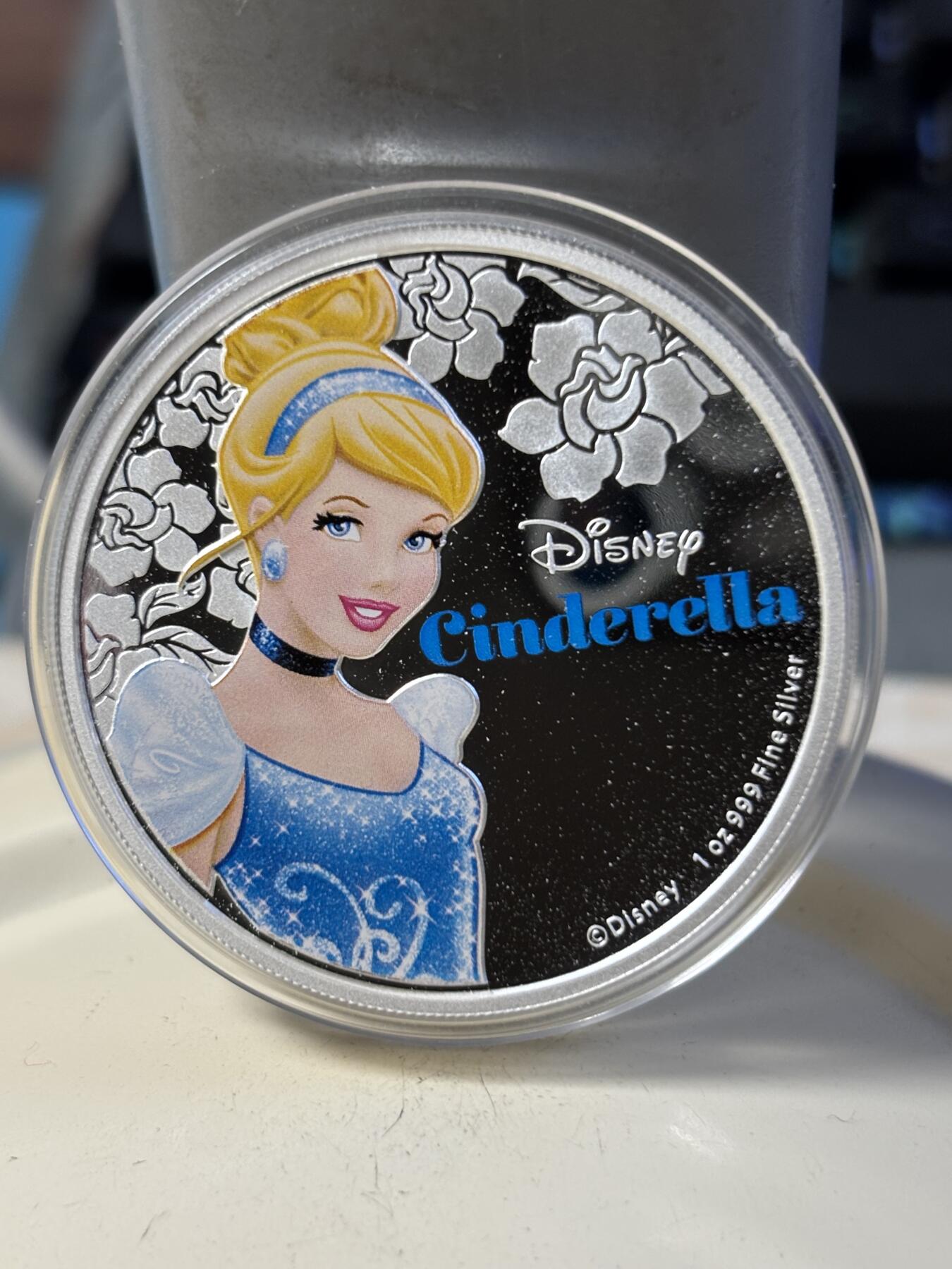 第197期拍卖 纽埃2015年迪士尼系列首枚灰姑娘公主彩色1盎司纪念银币，999银，发行10000枚