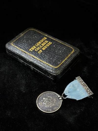 戎马世界章牌大赏第115期 英国西伦敦大学音乐学院钢琴弹奏获奖纪念 章 925银材质，21.3g，实发版：1921年颁发， 带原盒，西伦敦大学音乐学院为英国音乐著名院校，蕾哈娜、碧昂丝、Lady Gaga等著名现代歌手均为该校校友