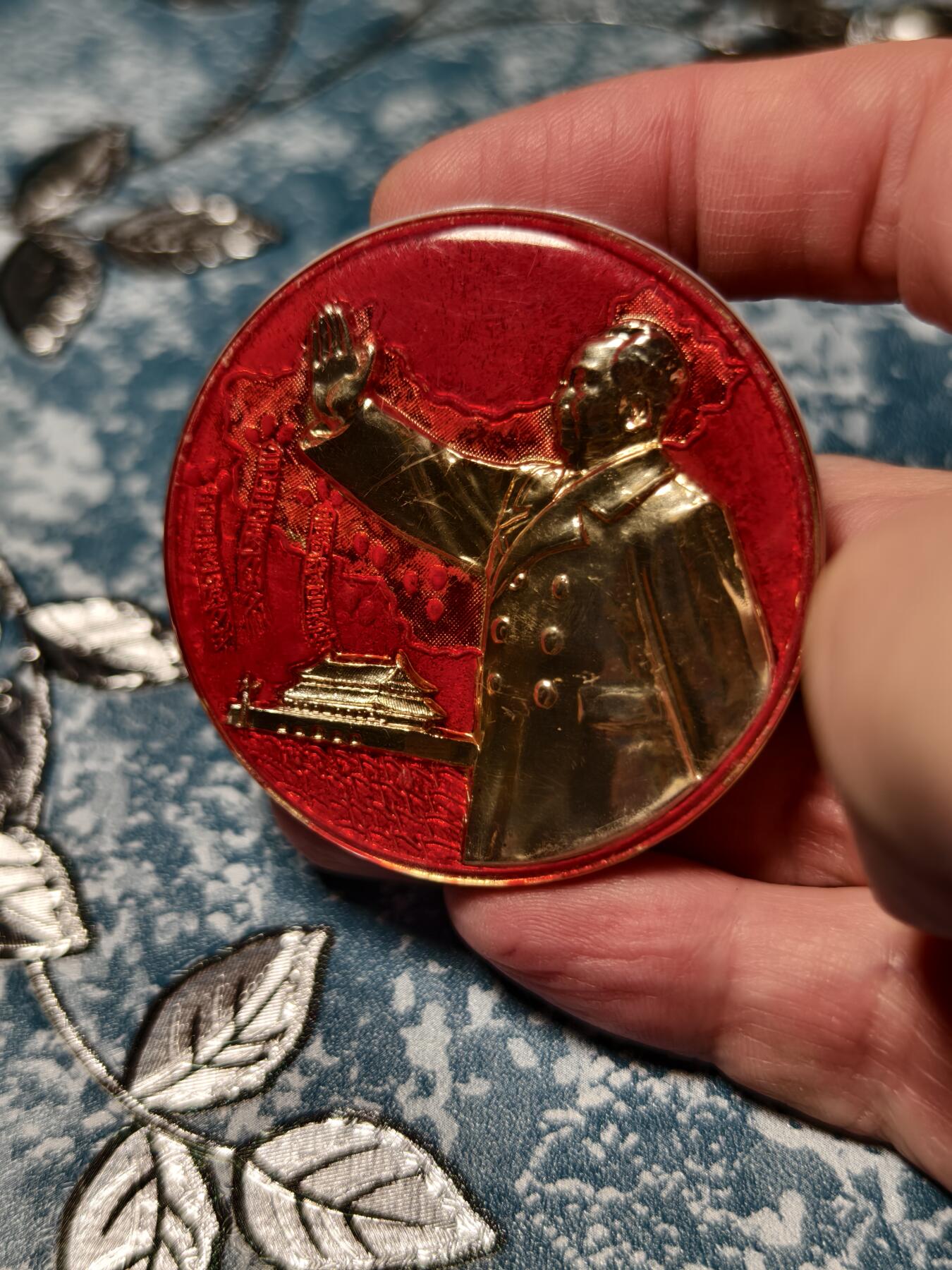 抚柳草堂-第二十四期章牌钱币  奖章勋章 满百包邮 放漏专场 六七十年代 大尺寸毛主席像章 塑料像章 天安门挥手 工农发夹厂 直径52.5mm  非常少见的版本