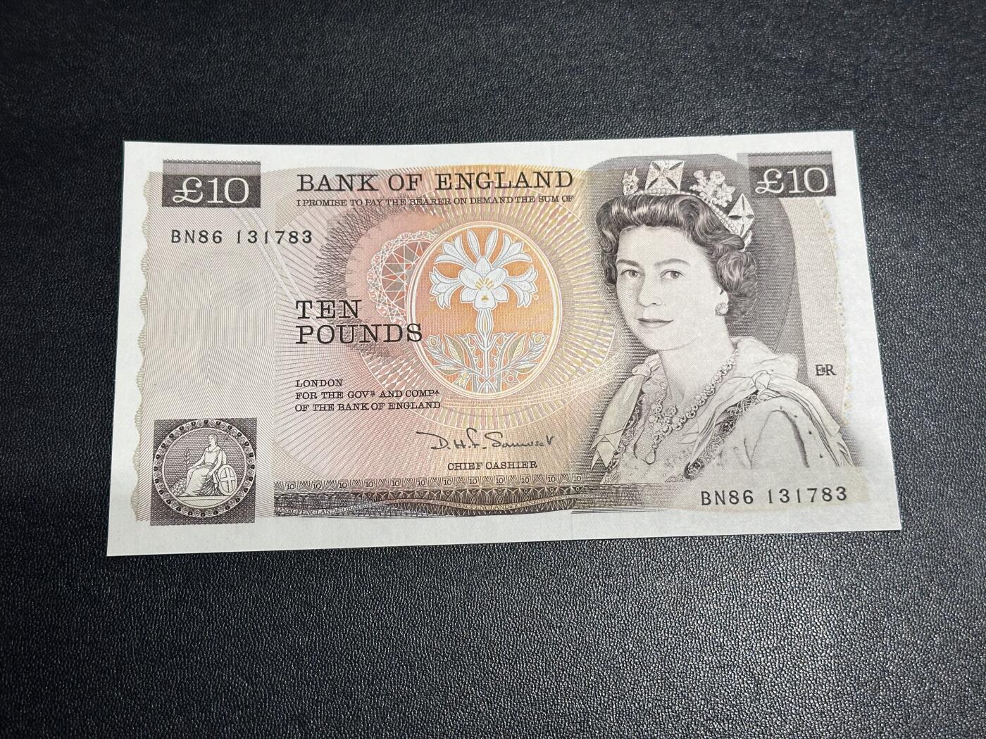 《外钞收藏家》第六百二十六期（精品场）（长期征集拍品、欢迎藏友们联系合作） 英国D序列10镑 全新 有个叫疑似轻微不绝