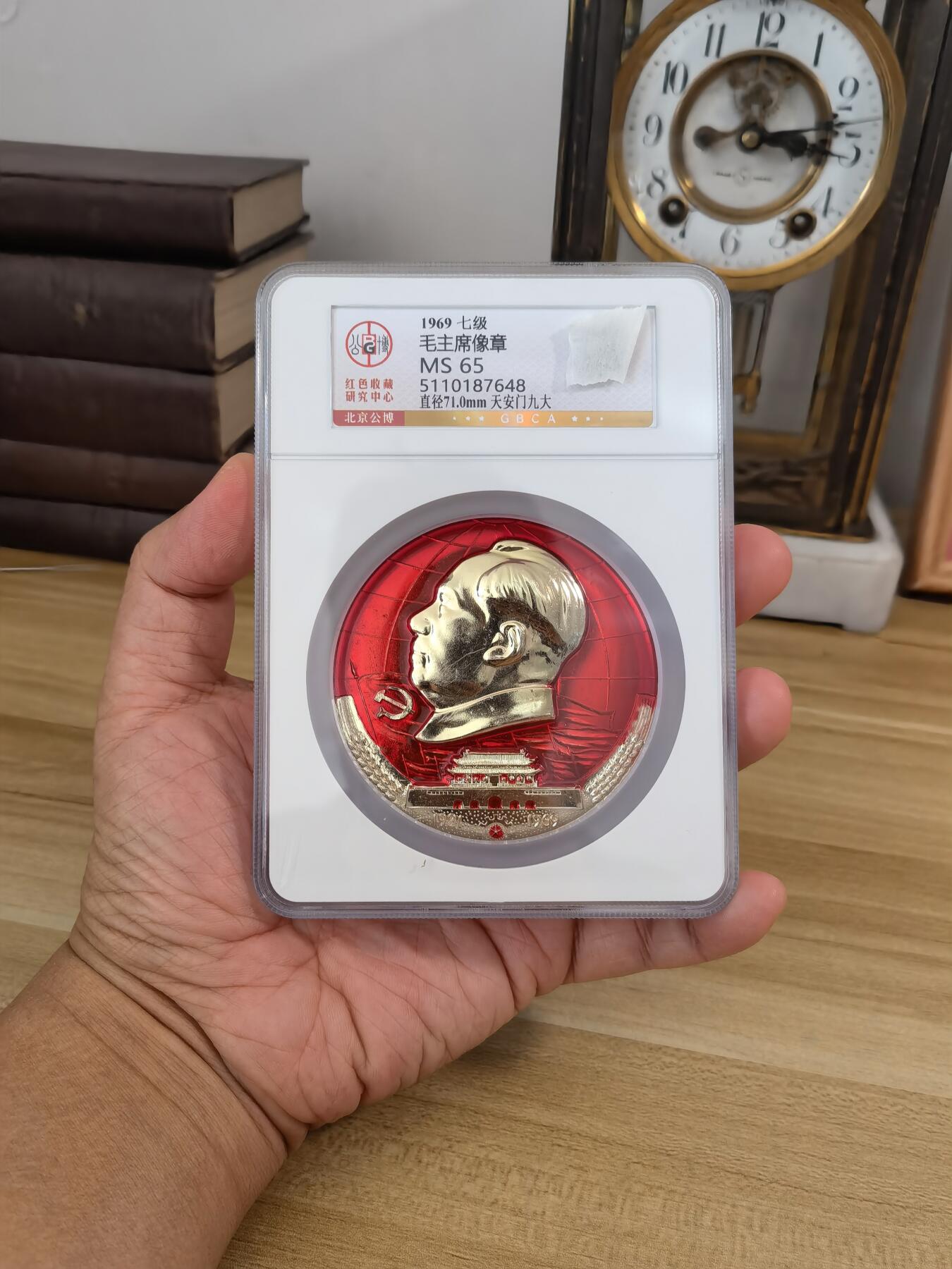 毛主席大尺寸铝制像章，地方特殊铭文