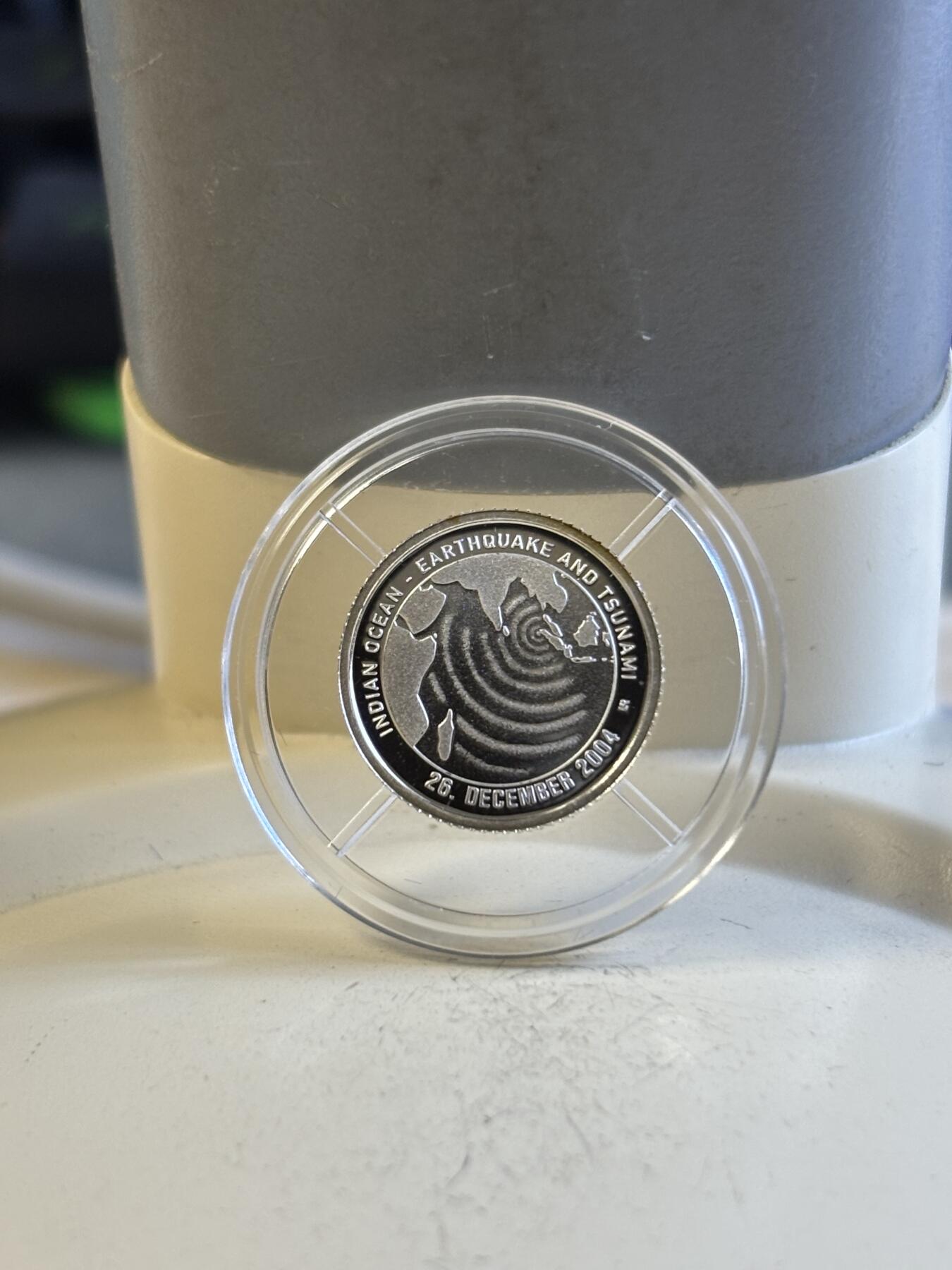 第197期拍卖 索马里2005年印度洋地震和海啸纪念1/25盎司小银币带证书，999银，发行1000枚