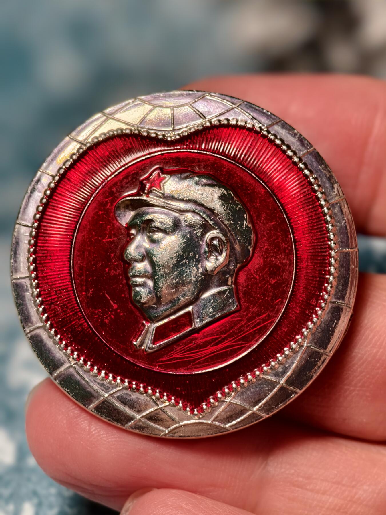 抚柳草堂-第二十四期章牌钱币  奖章勋章 满百包邮 放漏专场 六七十年代 毛主席像章 银框红心厚重版   直径39mm  品相不错