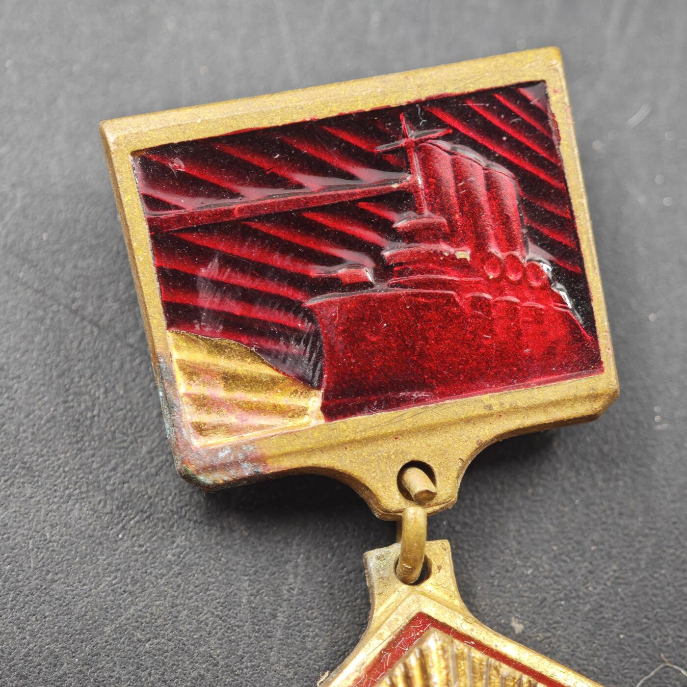 4月11日结束，成斌徽章钱币专场 乌克兰苏维埃60周年奖章