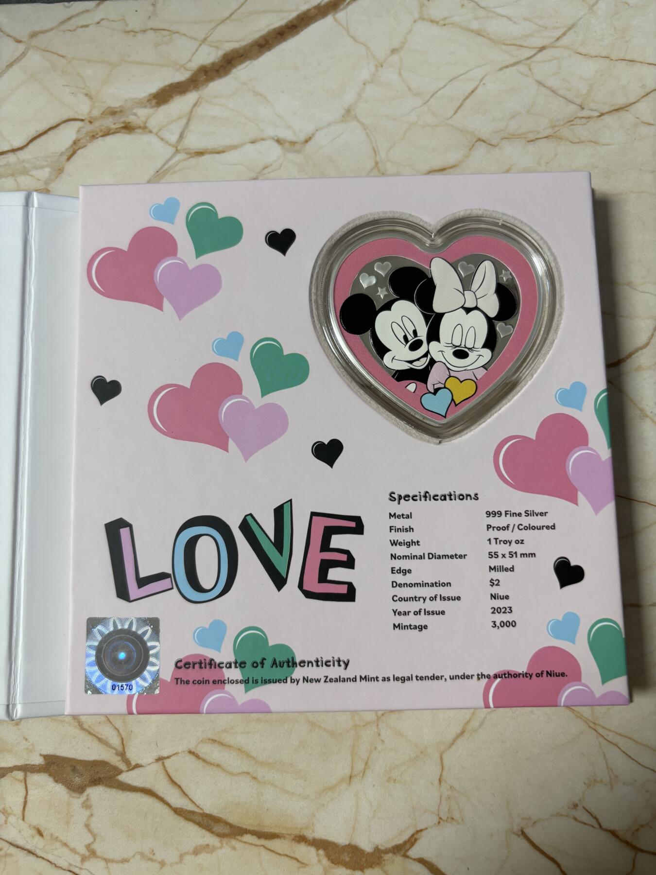 第197期拍卖 纽埃2023年迪斯尼爱情系列米奇和米妮心形彩色1盎司纪念银币，999银。发行3000枚