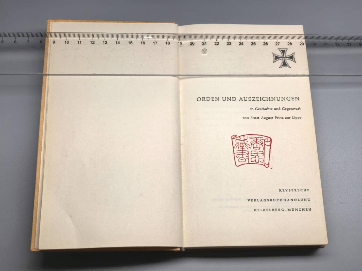 小驴勋章奖章收藏4月11日周六晚六点拍卖（珍爱和平，收藏战争，铭记历史，勿忘国耻，忠党爱国。有偿代拍，送拍规则在简介最后，参拍须阅读规则后再参拍，关系到运费包装发货时效真假辨别等关键信息，拍卖时不再发原图，看大图店主微信码在拍卖店铺介绍里） 德国《勋章与荣誉：历史与当代》，作者：恩斯特．奥古斯特．楚尔．利珀亲王，1958年出版，（含中世纪欧洲勋章体系、德国1806-1945年还有战后勋章体系）