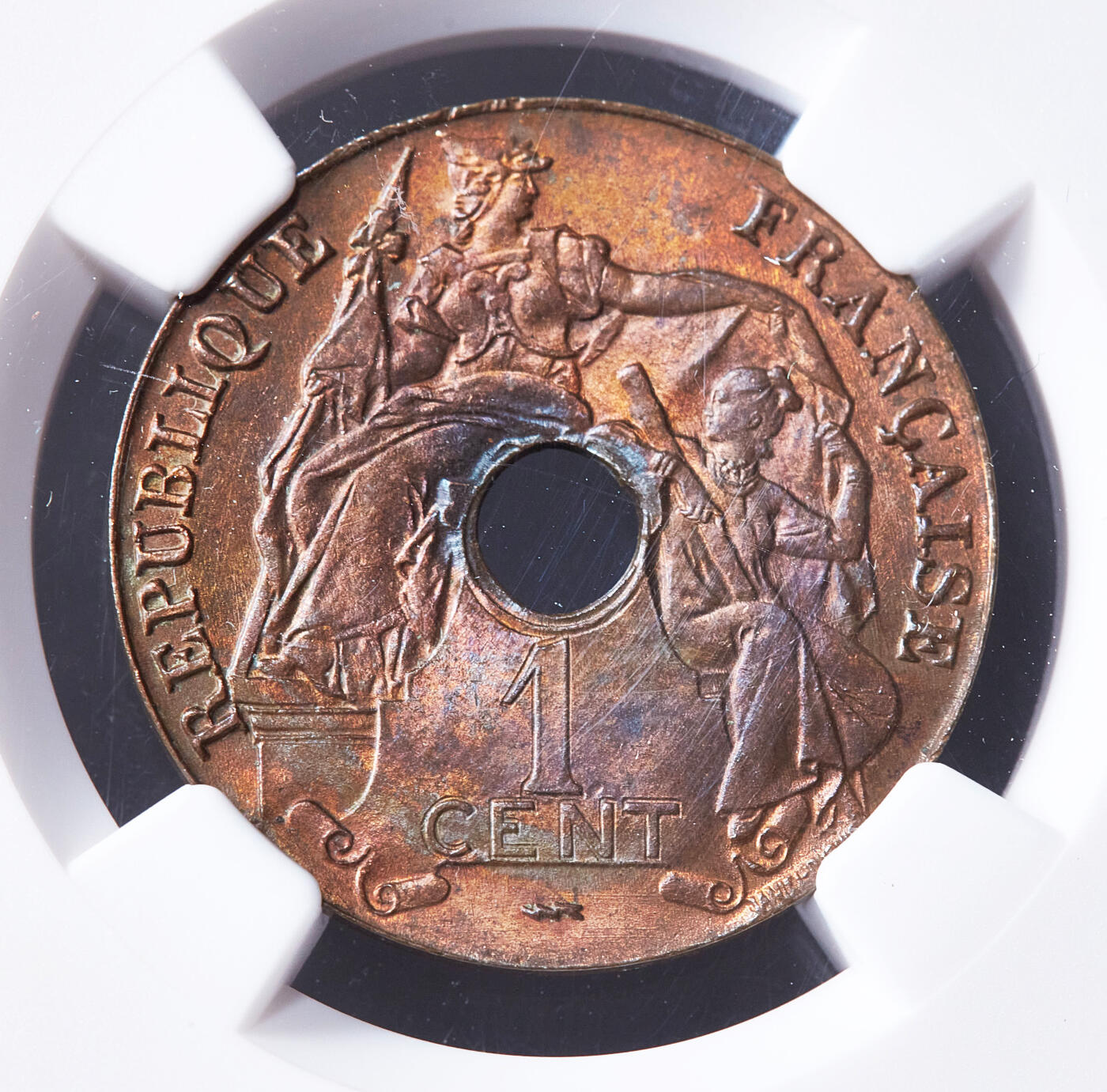 【俄甄集藏】满园春色-2026年(051)04-22星期三 晚 19:30 全场包邮 法属印度支那1923年A版中孔百分之一（1分）铜币，NGC MS64RB，原铜光，少见法国普瓦西造币厂版