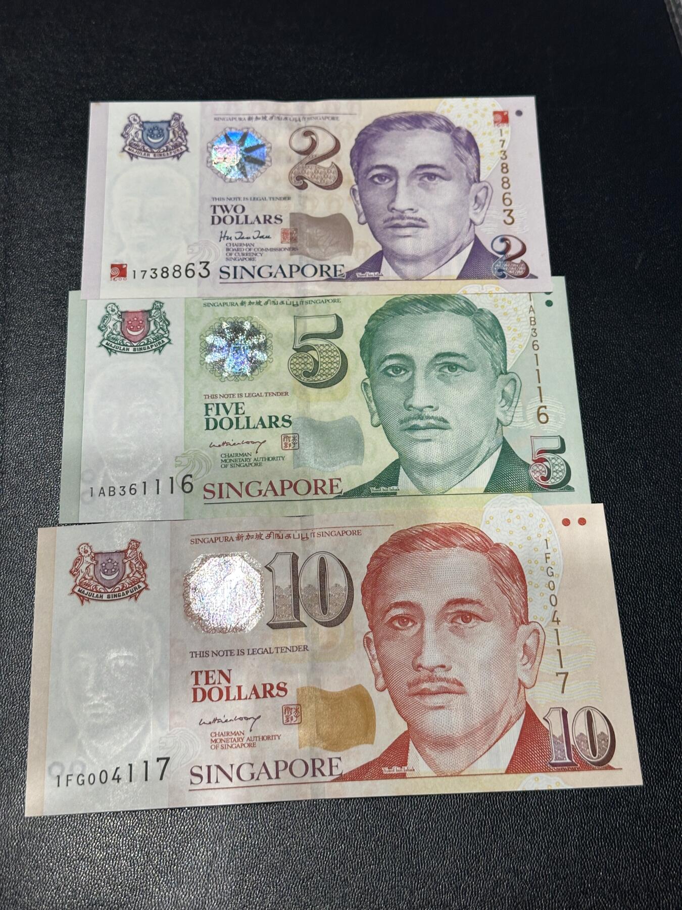 《外钞收藏家》第六百二十六期（精品场）（长期征集拍品、欢迎藏友们联系合作） 新加坡2（2000千禧年纪念钞）+5+10元三张纸钞版	UNC  2元有黄点 其他有潮