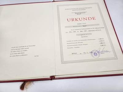 南水社第5次拍卖  民主德国（东德）SED 25年党龄荣誉证书 党校函授结业证 统一社会党证章带盒  获得者埃德加·韦伯