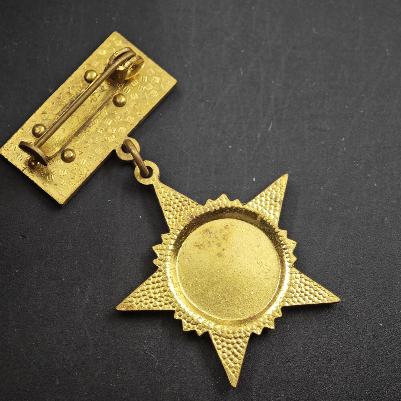 4月11日结束，成斌徽章钱币专场 老挝建国5周年奖章