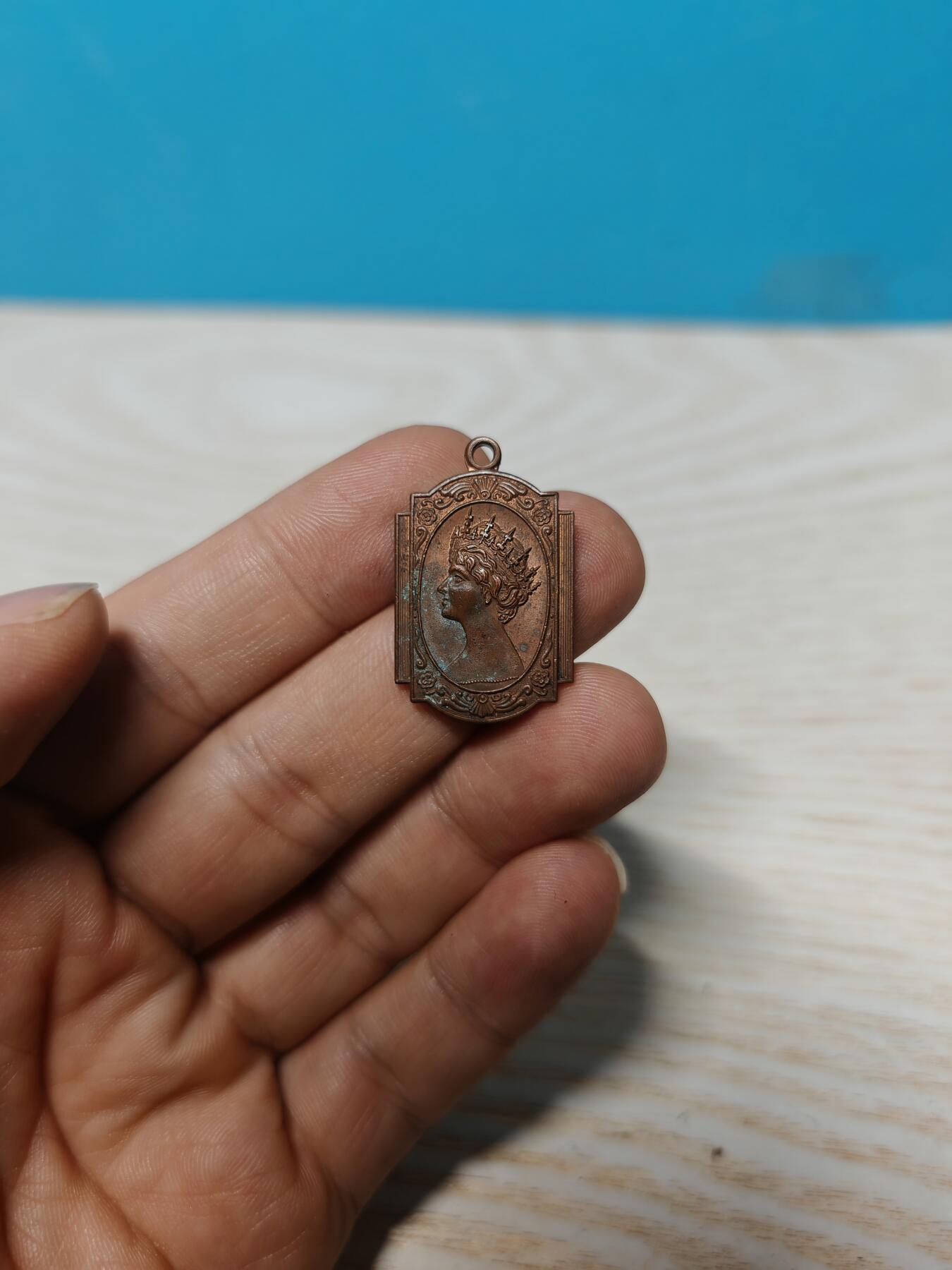 英国伊丽莎白女皇纪念章，铜质，双面浮雕，正面女王侧面像，背面QUEEN ELIZABETH及中文“伊丽莎白女皇”。尺寸约2.8cm*2cm，保存状态以图为准，有正常年代感，适合收藏