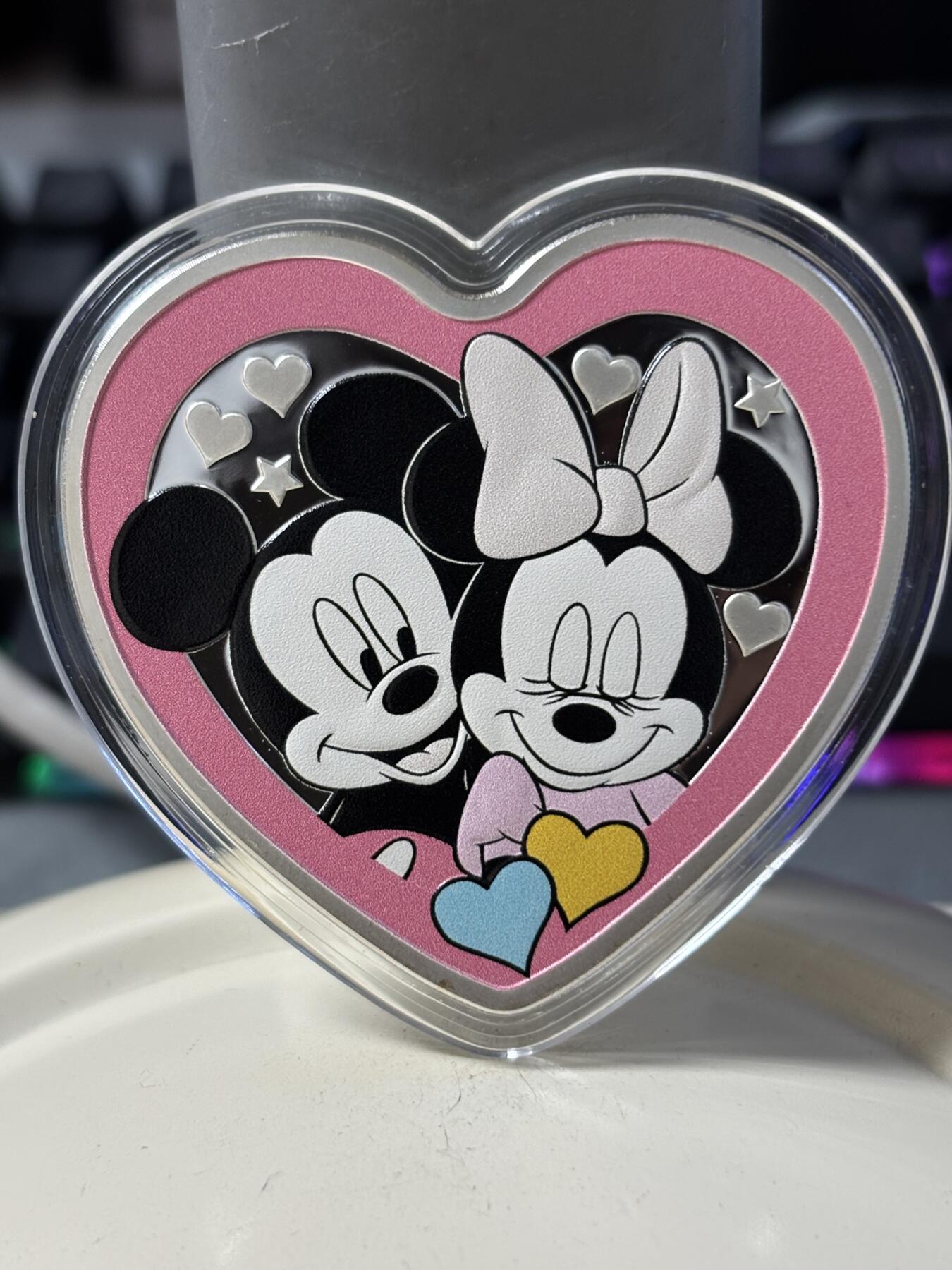 第197期拍卖 纽埃2023年迪斯尼爱情系列米奇和米妮心形彩色1盎司纪念银币，999银。发行3000枚