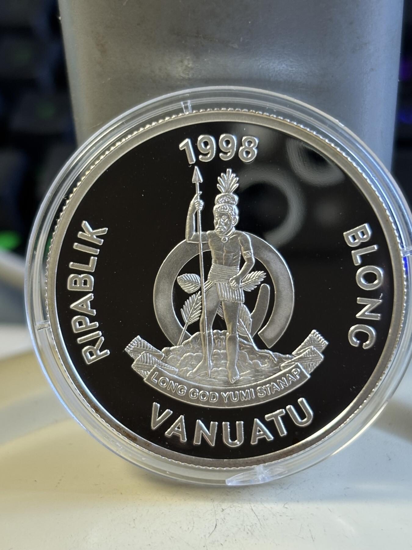 第197期拍卖 瓦努阿图2000年千禧年镀金纪念银币，1盎司925银镀金，塑料盒有破