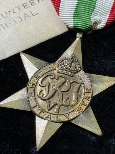 戎马世界章牌大赏第115期 英国二战意大利之星奖章，带盒与包装纸