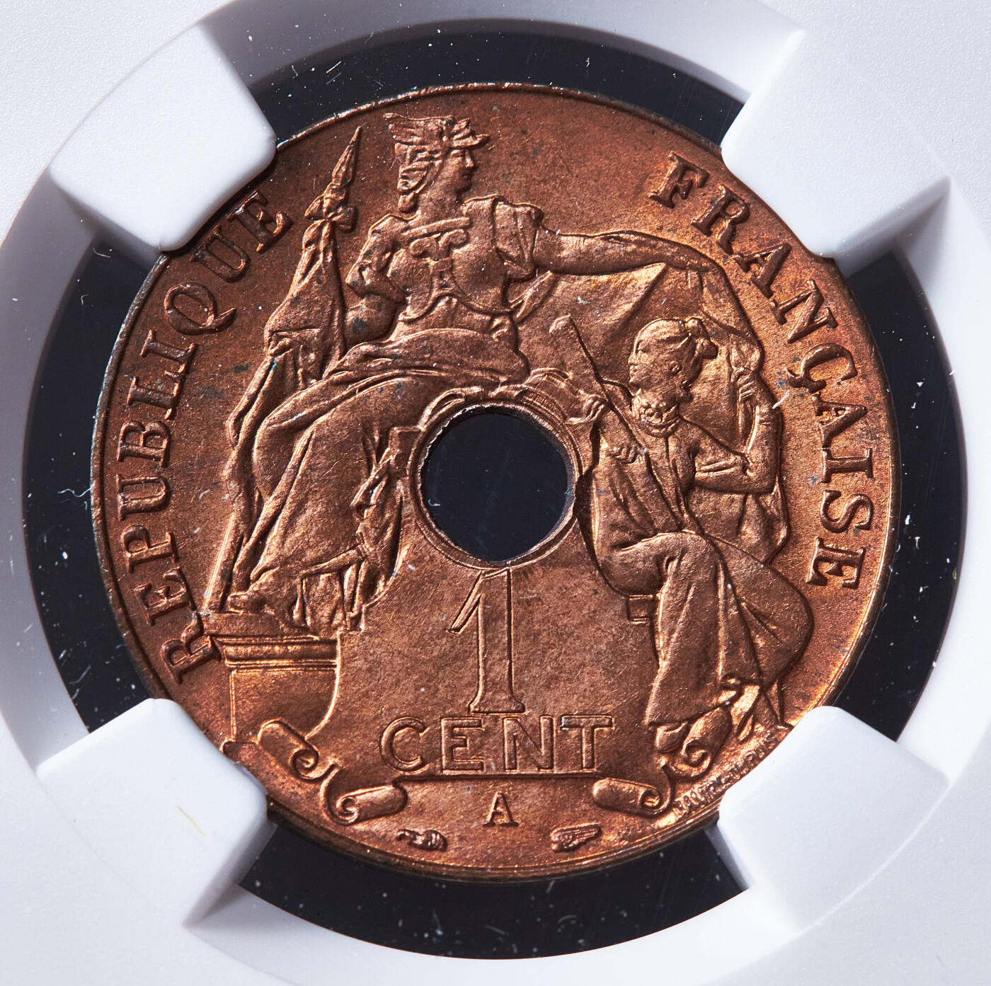 【俄甄集藏】满园春色-2026年(051)04-22星期三 晚 19:30 全场包邮 法属印度支那1939年A版中孔百分之一（1分）铜币，NGC MS64RB，原铜光