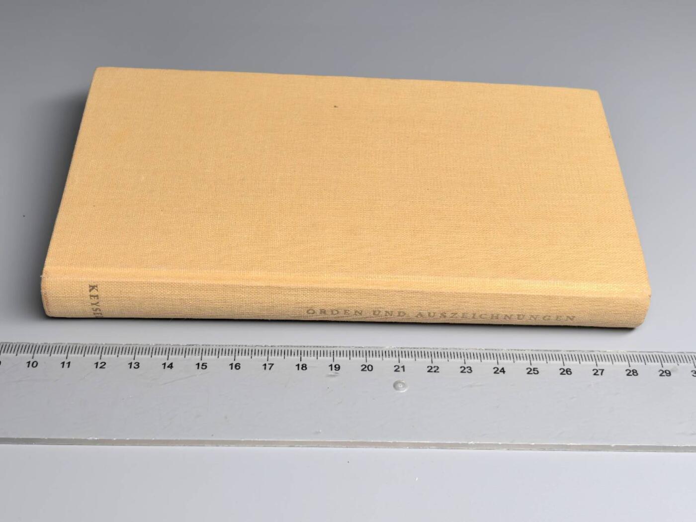 小驴勋章奖章收藏4月11日周六晚六点拍卖（珍爱和平，收藏战争，铭记历史，勿忘国耻，忠党爱国。有偿代拍，送拍规则在简介最后，参拍须阅读规则后再参拍，关系到运费包装发货时效真假辨别等关键信息，拍卖时不再发原图，看大图店主微信码在拍卖店铺介绍里） 德国《勋章与荣誉：历史与当代》，作者：恩斯特．奥古斯特．楚尔．利珀亲王，1958年出版，（含中世纪欧洲勋章体系、德国1806-1945年还有战后勋章体系）