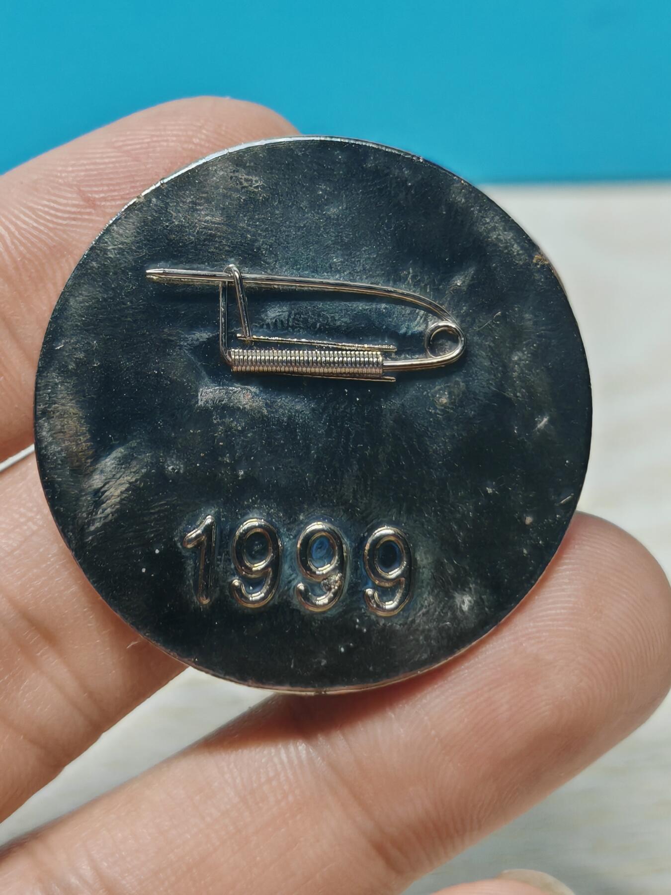 1999年第十四届全国职工信鸽竞赛品评大会纪念章，沪西赛鸽场主题，金属材质，背面1999字样，带别针。品相以图为准，有正常使用痕迹，整体保存不错，适合信鸽、赛事、纪念章收藏。