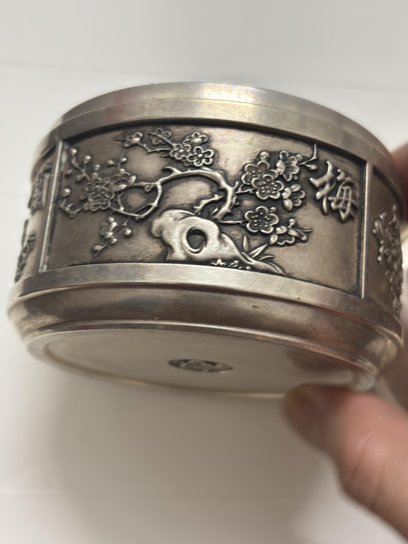 文馨钱币收藏第 299 场，长期接代拍业务 国外回流梅兰竹菊四君子罐子，朋友当银器买的，我这边没有鉴定仪器未知是否银器，需自行定义，图各方面细节都拍了，重 568.5 克